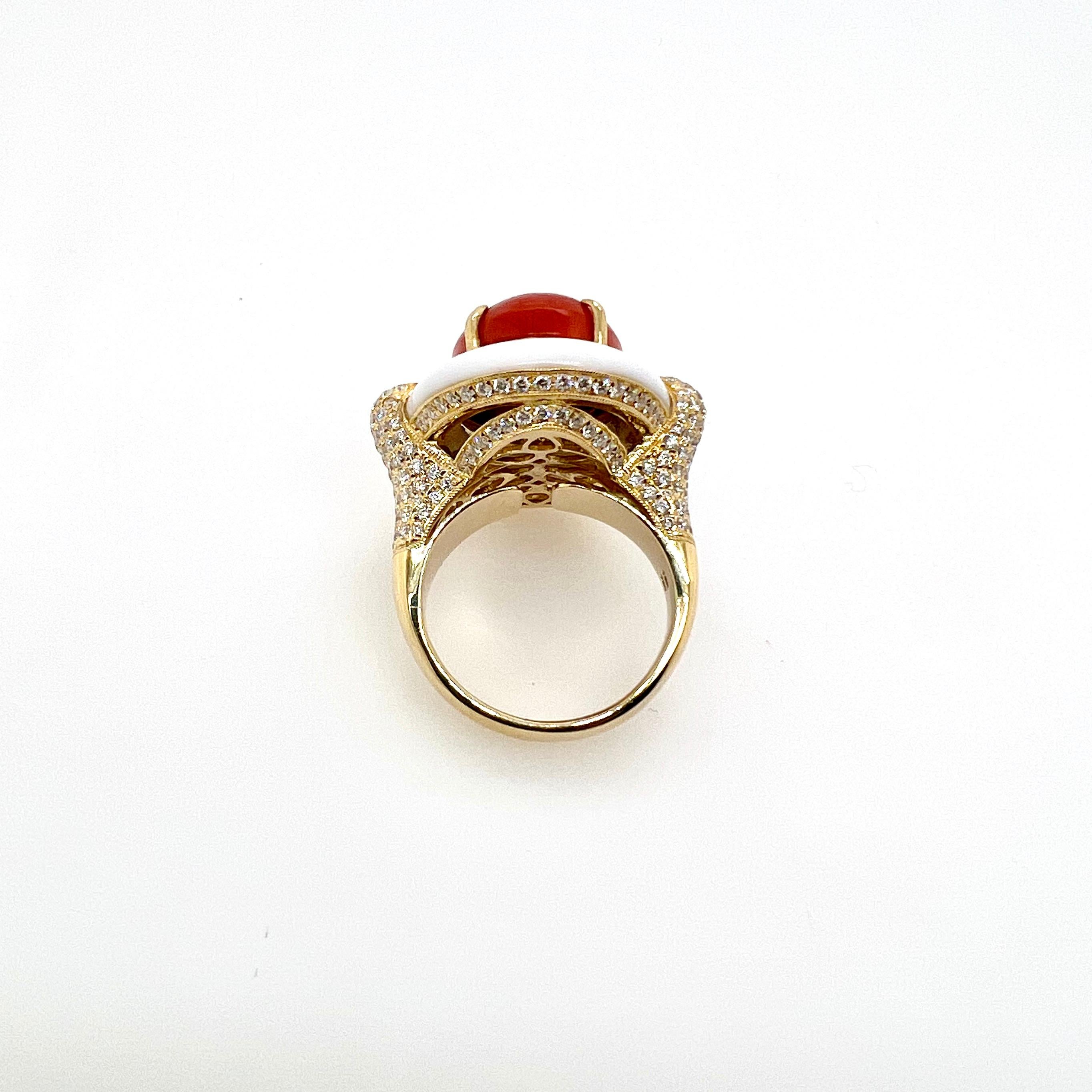 Sortija de Cóctel de Coral, Ágata Blanca y Diamantes en Oro Amarillo de 18k en Nuevo estado para la venta en Carrollton, TX