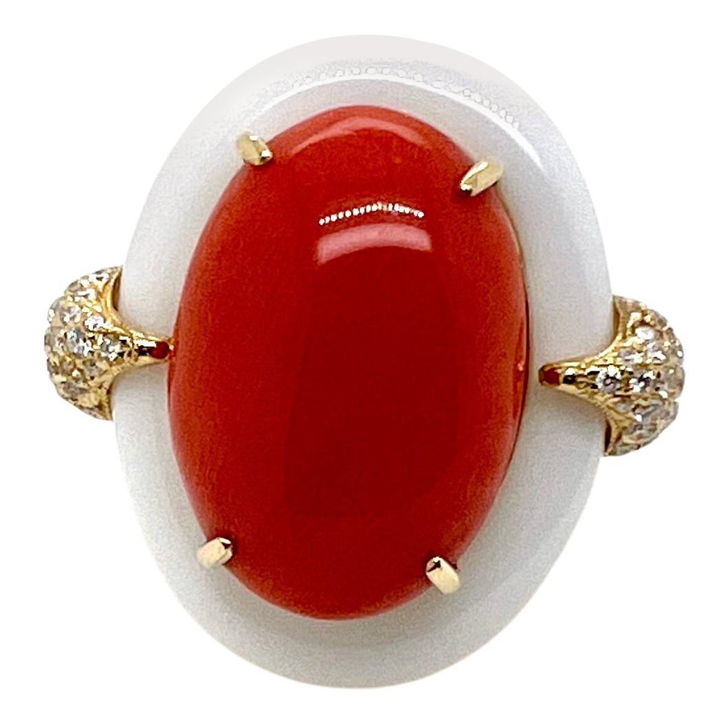Sortija de Cóctel de Coral, Ágata Blanca y Diamantes en Oro Amarillo de 18k en venta