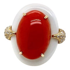 Bague de cocktail en or jaune 18 carats, corail, agate blanche et diamants