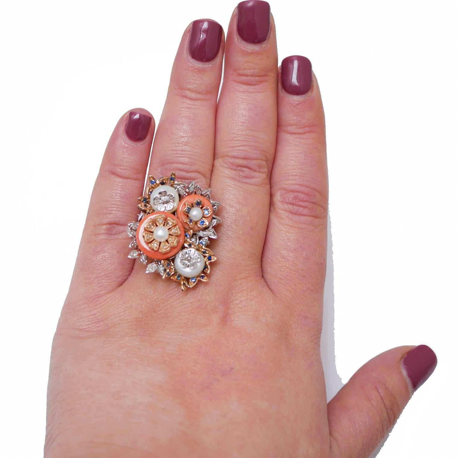 Coral, Piedras Blancas, Diamantes, Zafiros, Perlas, Anillo de Oro Blanco de 14 Kilates. Corte mixto en venta