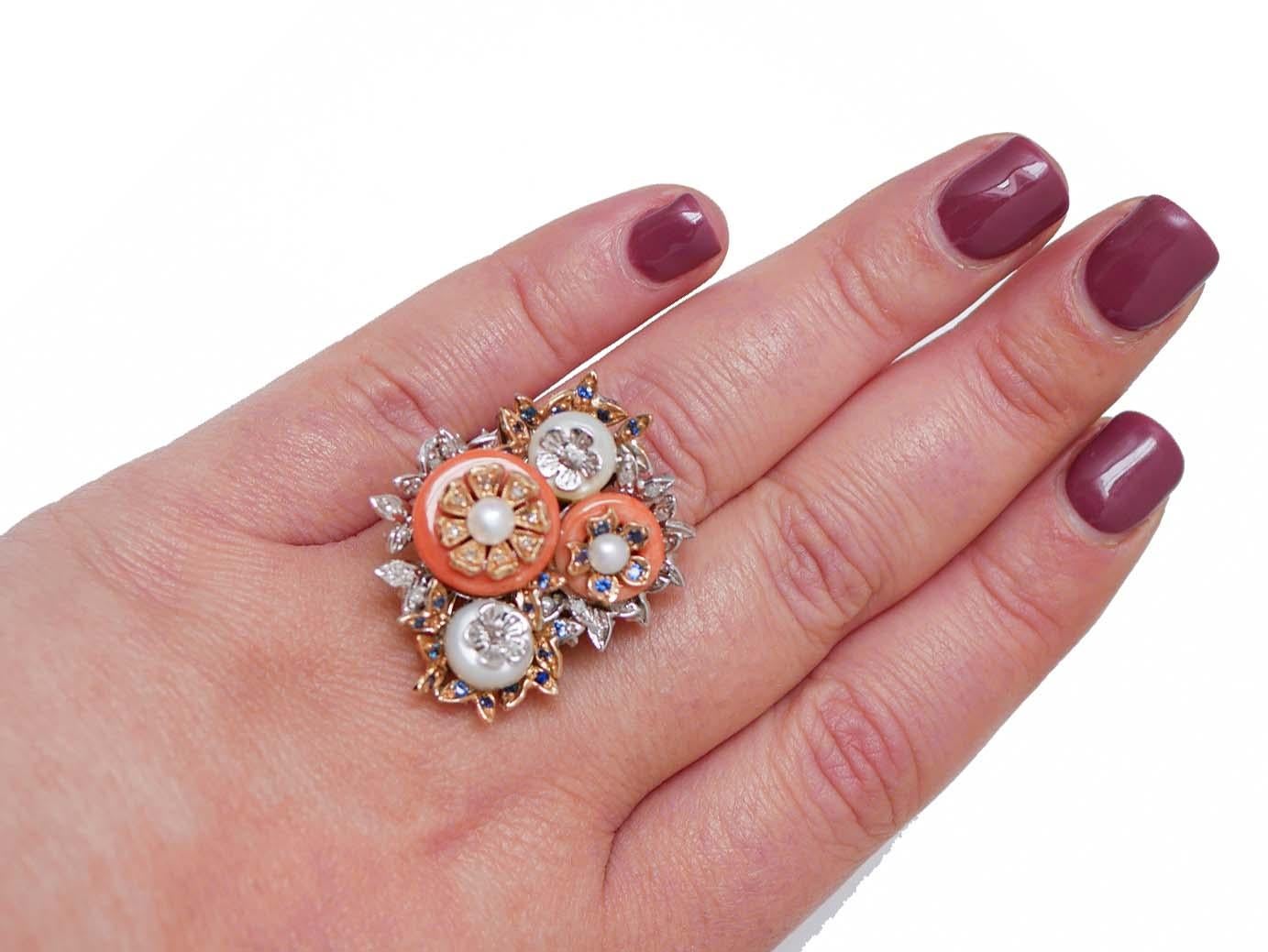 Coral, Piedras Blancas, Diamantes, Zafiros, Perlas, Anillo de Oro Blanco de 14 Kilates. en Bueno estado para la venta en Marcianise, Marcianise (CE)