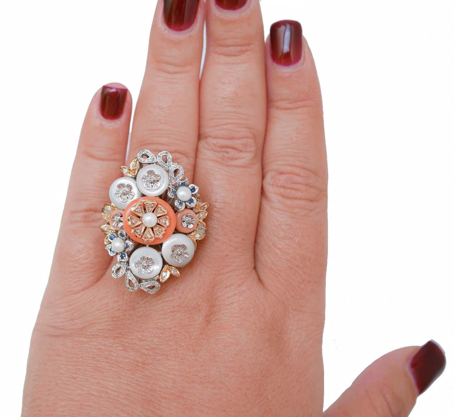 Taille mixte Coral, pierres blanches, perles, diamants, saphirs, bague en or blanc et rose 14Kt. en vente