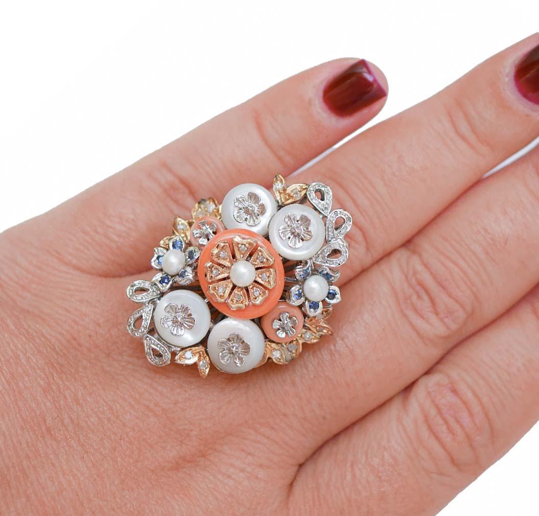Coral, pierres blanches, perles, diamants, saphirs, bague en or blanc et rose 14Kt. Bon état - En vente à Marcianise, Marcianise (CE)