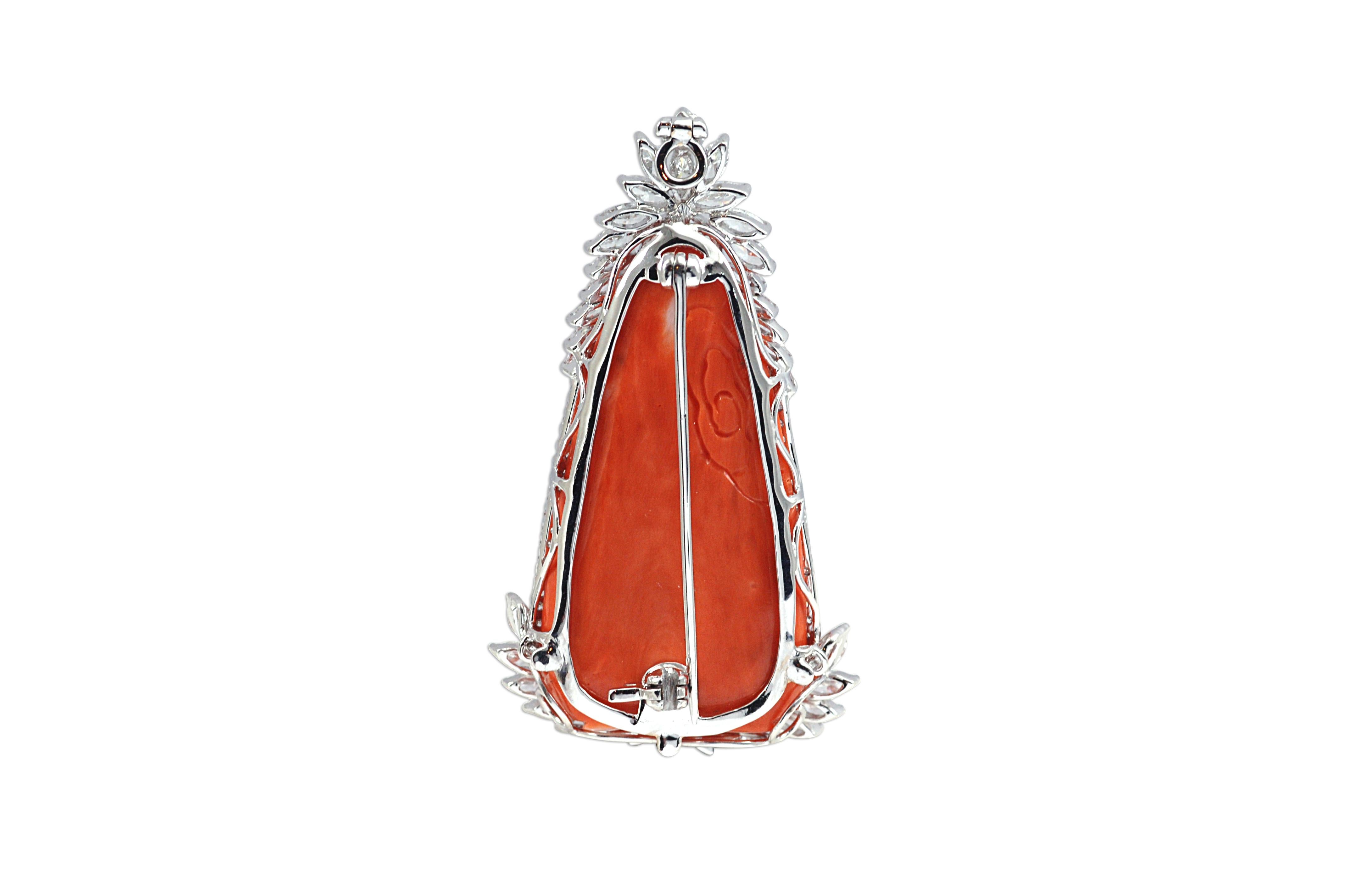 Taille Marquise Broche déesse de la misère en corail sculpté et diamants, sertie dans des montures en or blanc 18 carats en vente