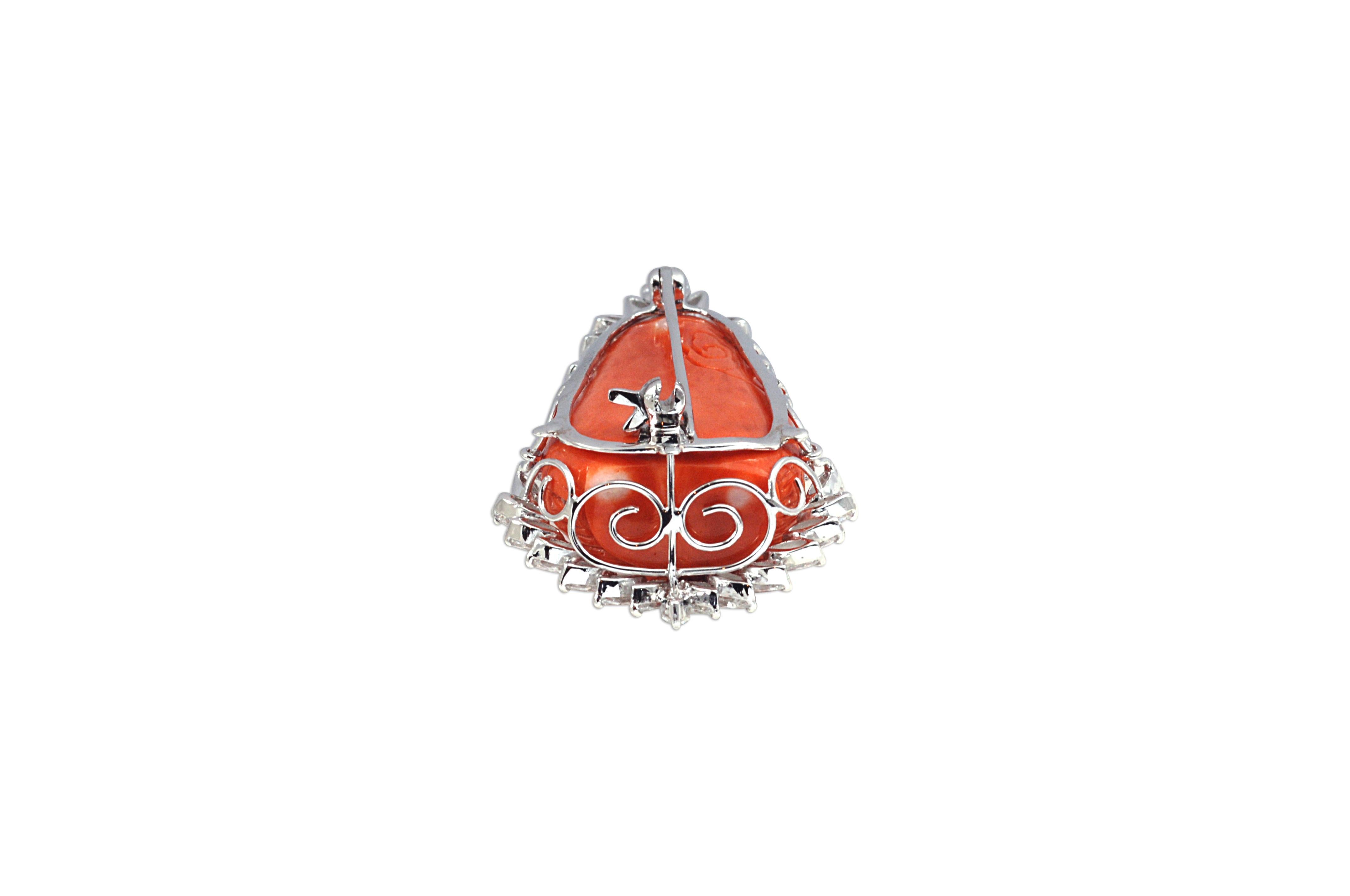 Broche déesse de la misère en corail sculpté et diamants, sertie dans des montures en or blanc 18 carats Neuf - En vente à Bangkok, TH