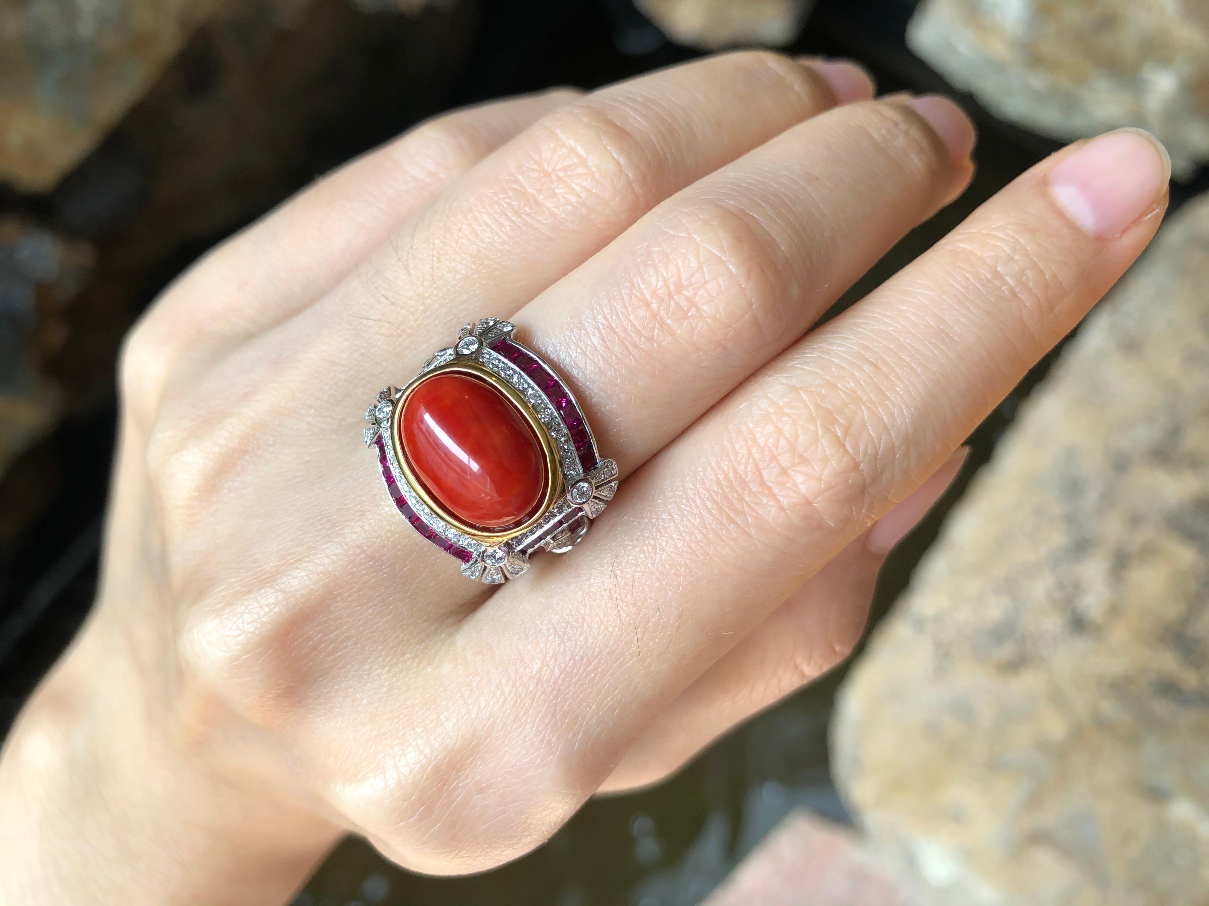 Anillo de Coral de 5,95 quilates con Rubí de 1,78 quilates y Diamante de 0,45 quilates engastados en Oro Blanco de 18 quilates

Anchura:  1.3 cm 
Longitud: 1.0 cm
Tamaño del anillo: 53
Peso total: 9.89 gramos

