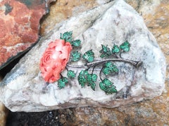 Broche Flor de Coral con Tsavorita y Diamante Marrón engastado en Oro Blanco de 18 Kilates