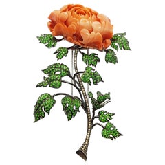 Broche fleur en corail avec tsavorite et diamant Brown en or blanc 18 carats