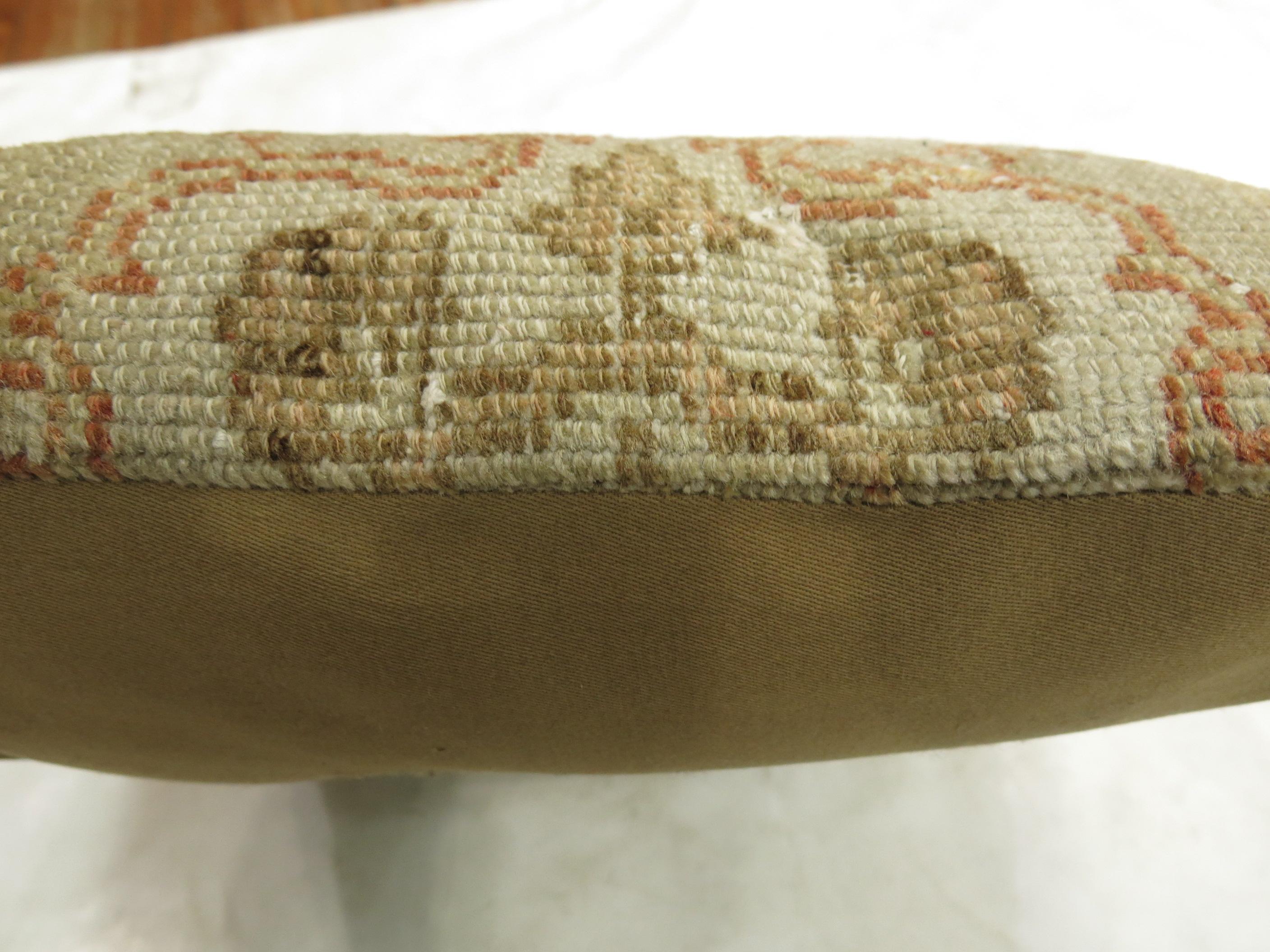 Noué à la main Coussin en laine corail provenant d'un tapis turc Oushak du 20e siècle en vente