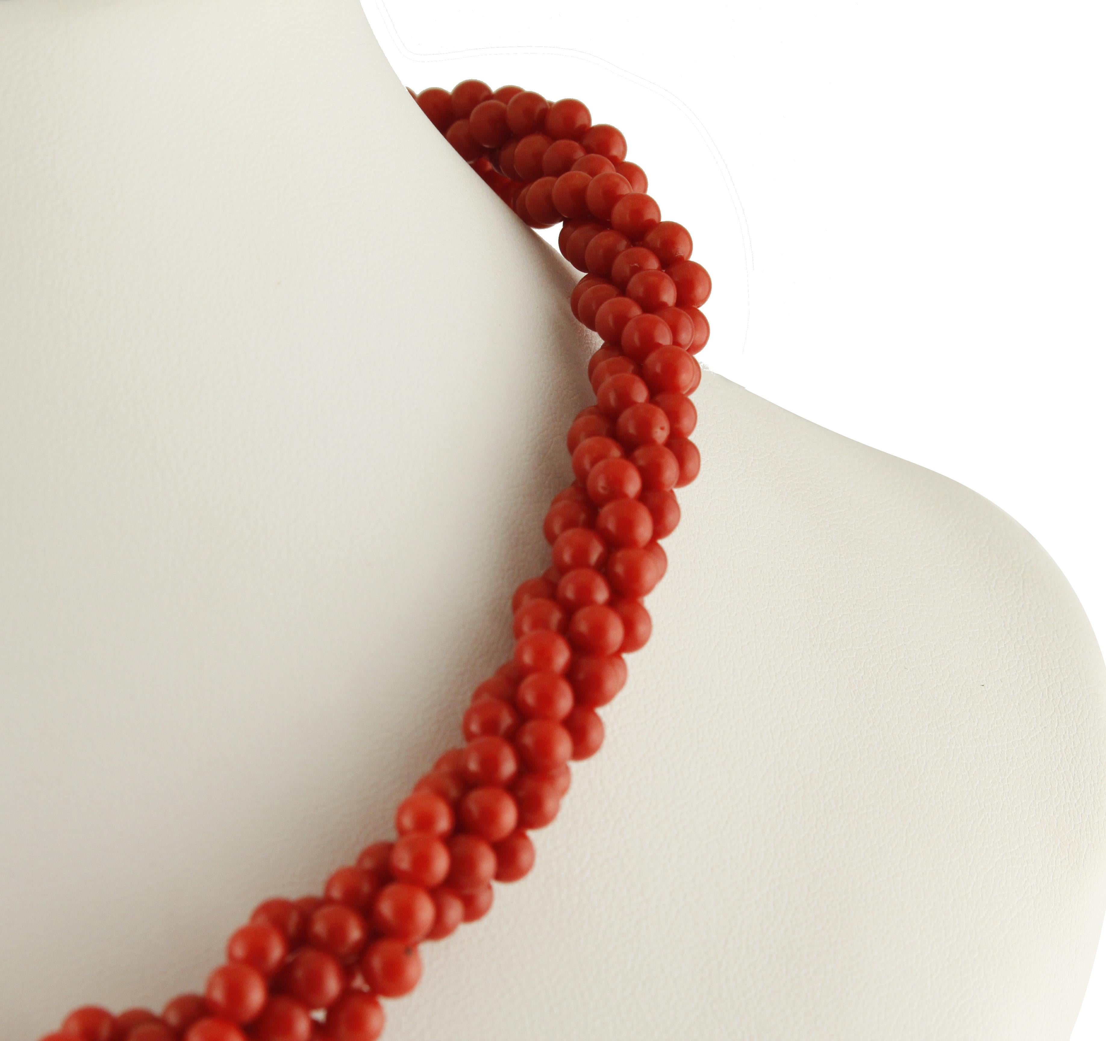 Elegant multi-strand necklace, 48 cm long in coral with an 18 KT yellow gold clasp with a total weight of 60.27 g.
Total weight g 60.27 / length 48 cm
RF + euo