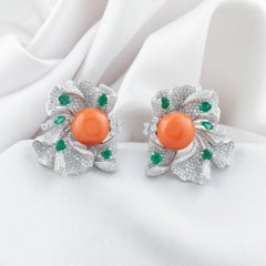 Boucles d'oreilles florales en corail, émeraude de Zambie, diamant SI/H, en or blanc 18 carats