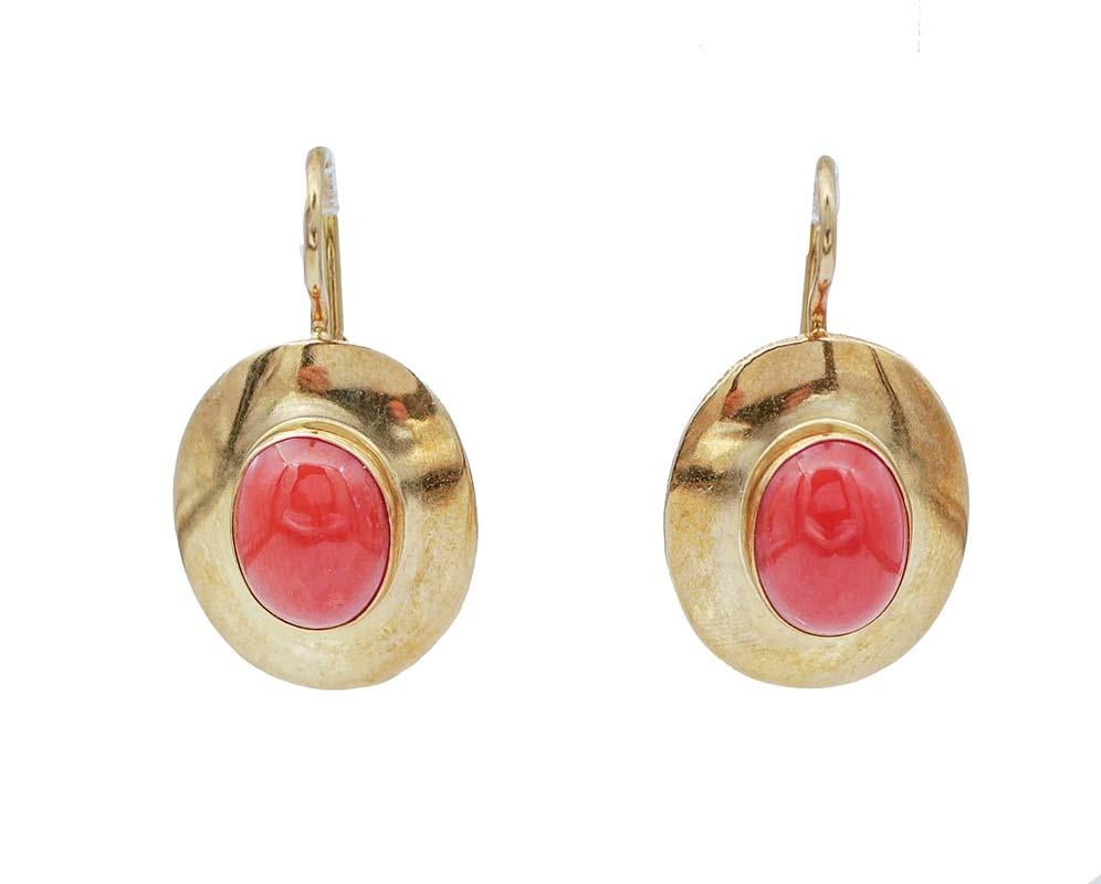 Rétro Boucles d'oreilles pendantes en corail et or jaune 18 carats en vente