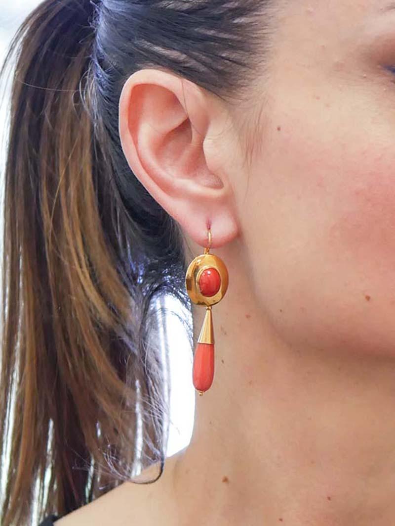 Boucles d'oreilles pendantes en corail et or jaune 18 carats Pour femmes en vente