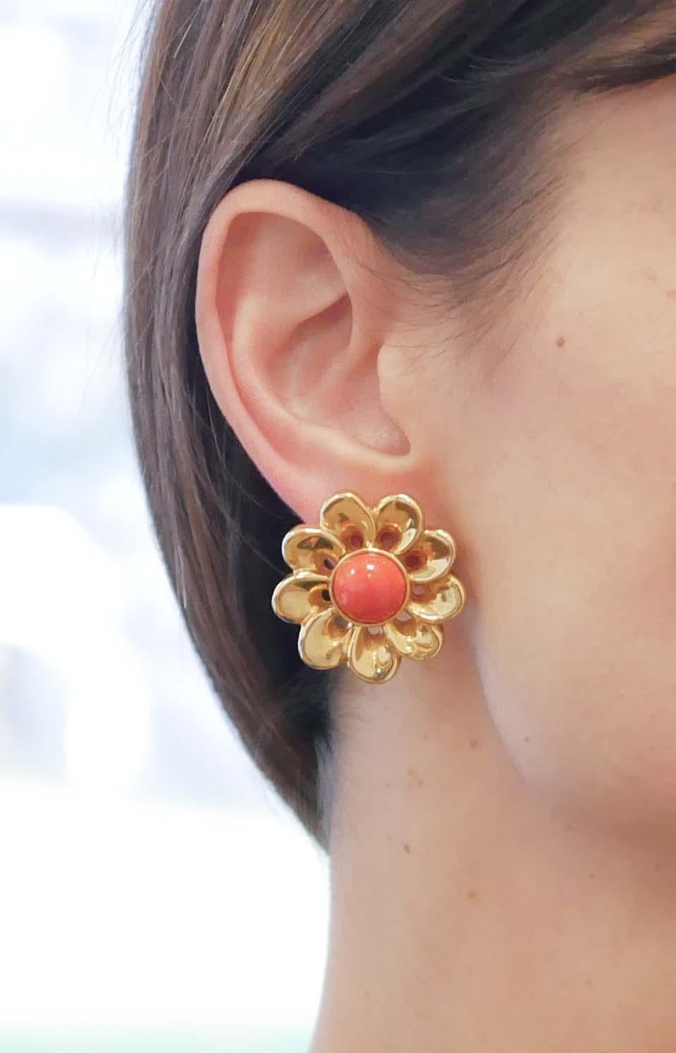 Retro Coral, 18 Karat Yellow Gold Flower Earrings For Sale