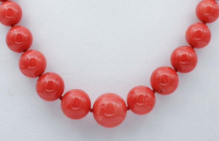 SHIPPING POLICY:
No additional costs will be added to this order.
Shipping costs will be totally covered by the seller (customs duties included).


Beautiful retrò necklace mounted with a row of spheres of coral and a clasp in 18 karat yellow