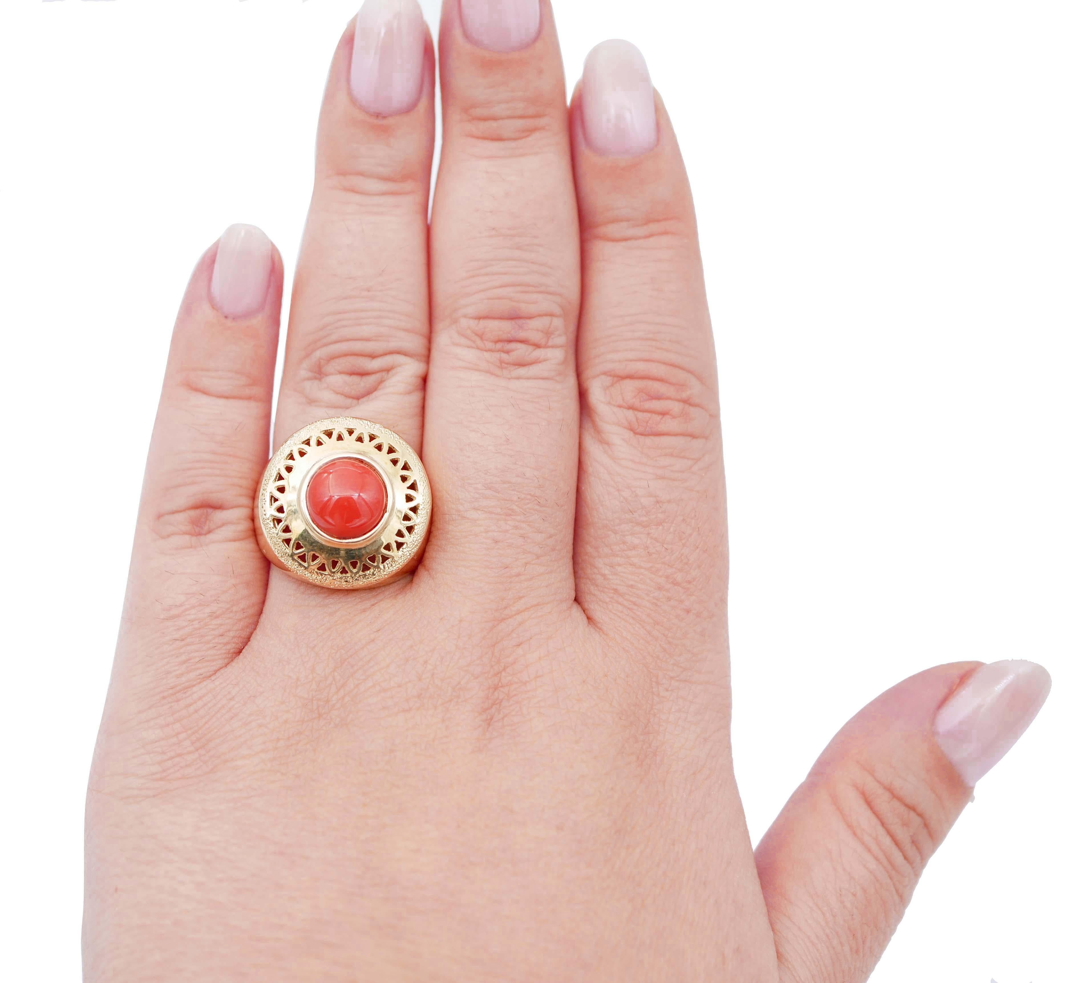 Round Cut Coral, 18 Karat Yellow Gold Ring For Sale