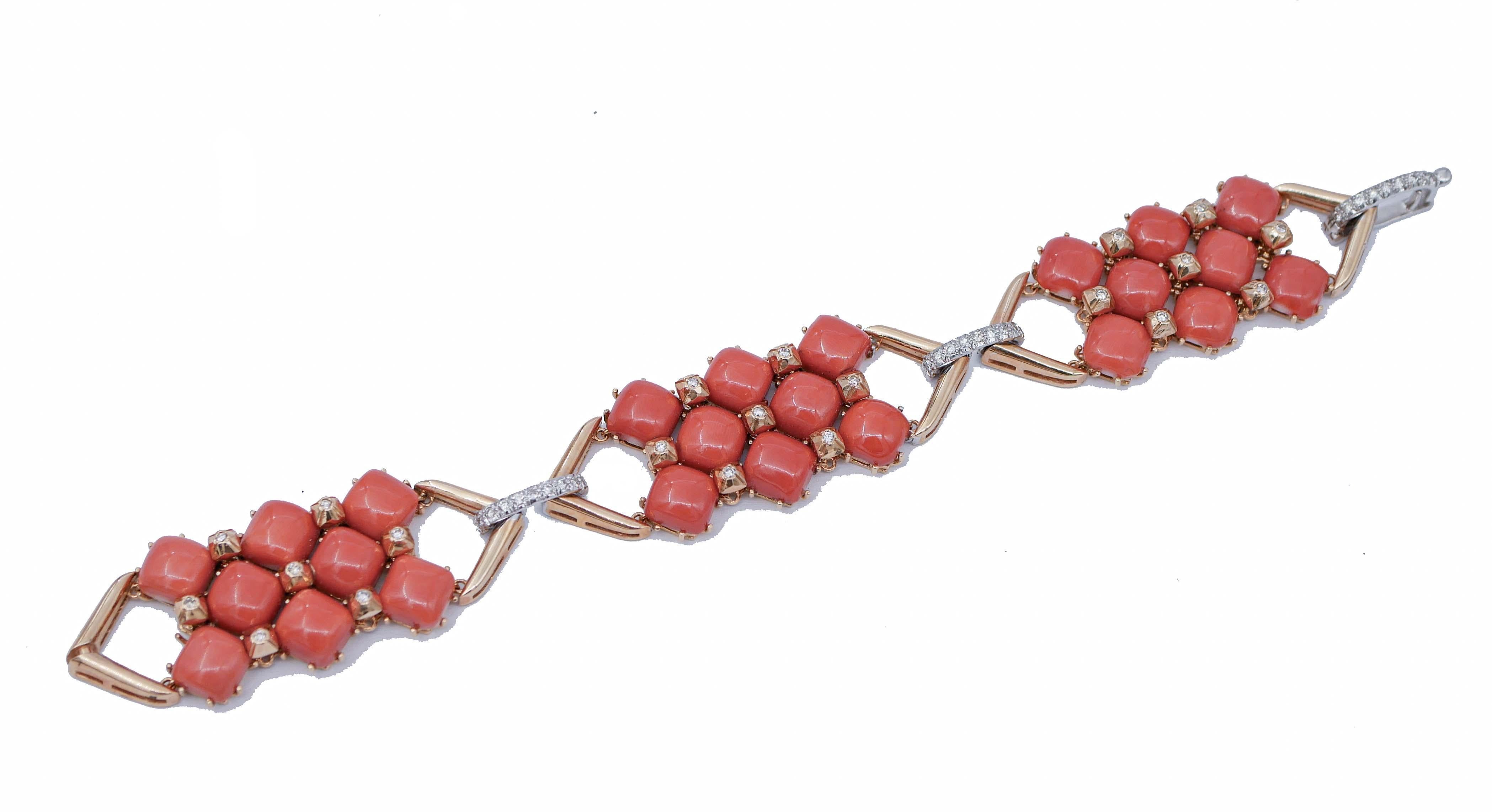 Bellissimo bracciale retrò con struttura in oro rosa 14 kt montato con rombi di corallo e, tra di essi, piccoli diamanti bianchi. Il bracciale è diviso in tre sezioni collegate tra loro da una struttura in oro bianco tempestata di diamanti.
Questo