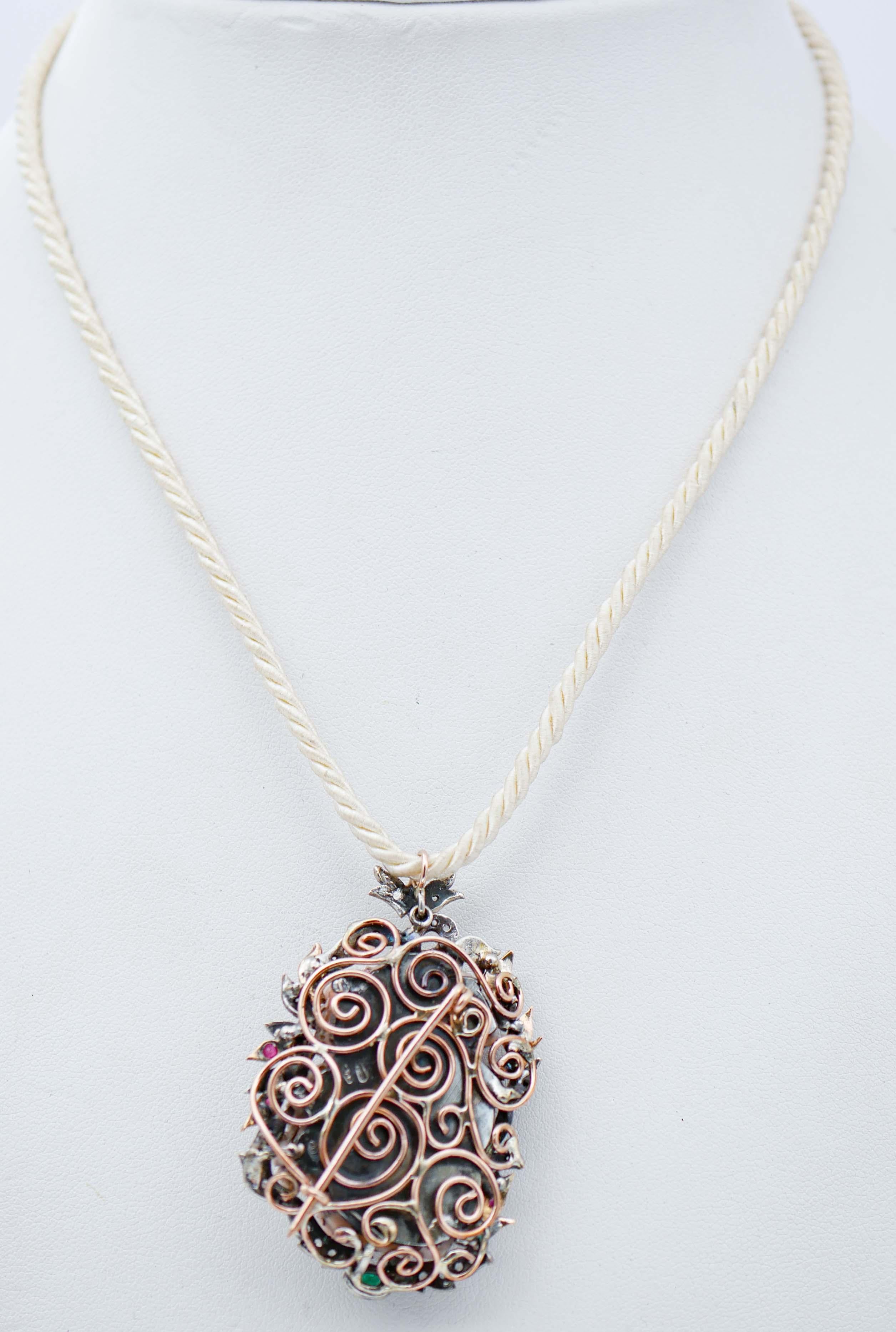Taille mixte Collier pendentif en corail, diamants, émeraudes, rubis, or rose et argent en vente