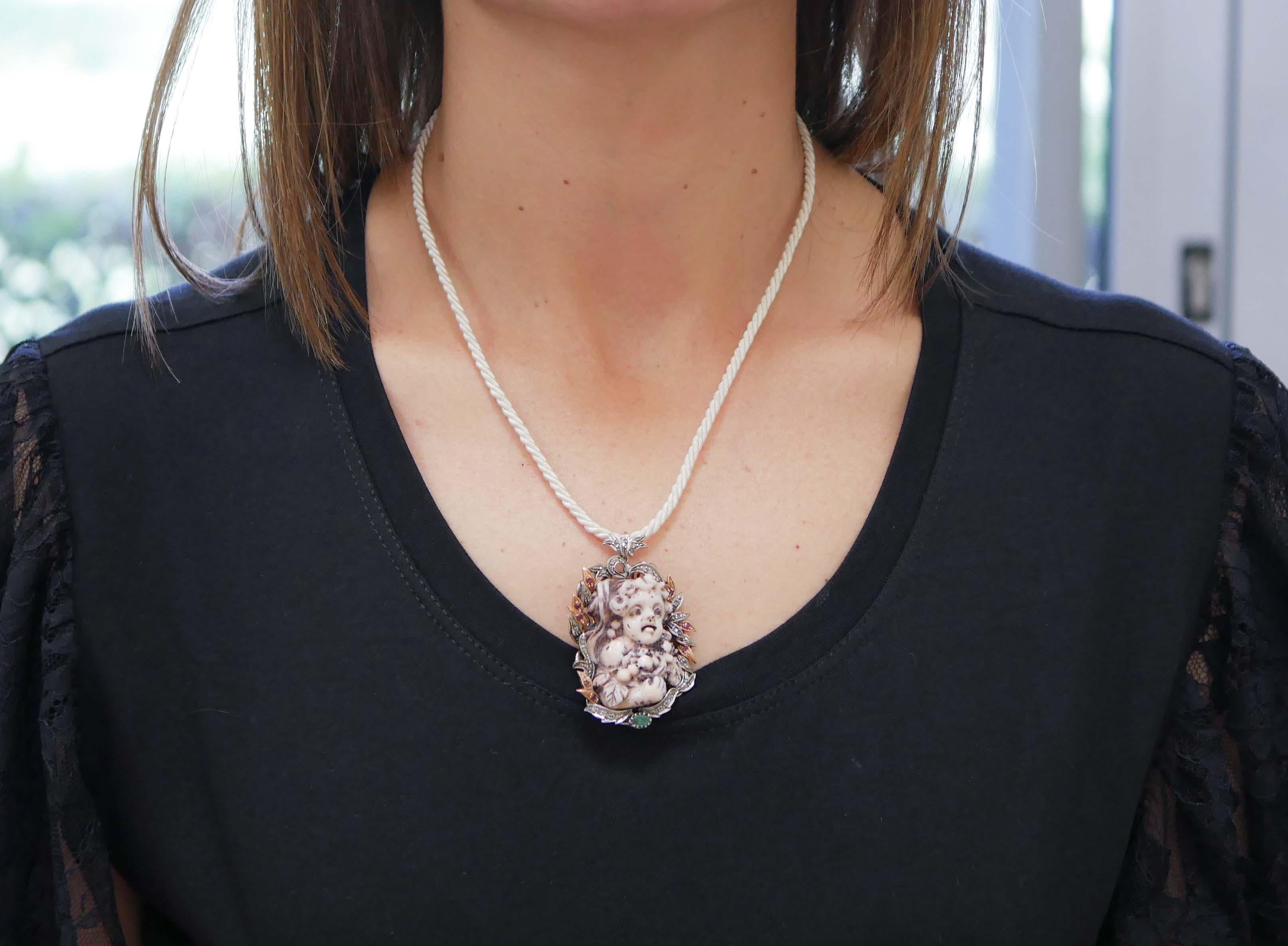 Collier pendentif en corail, diamants, émeraudes, rubis, or rose et argent Bon état - En vente à Marcianise, Marcianise (CE)