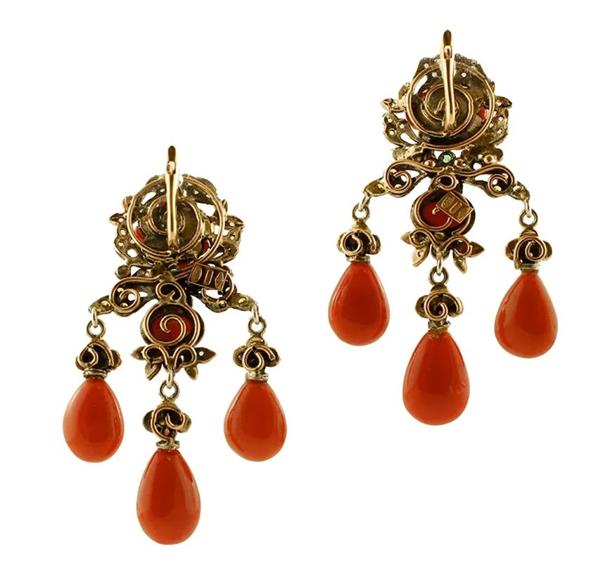 SHIPPING POLICY: 
No additional costs will be added to this order. 
Shipping costs will be totally covered by the seller (customs duties included).

Vintage pair of earrings in 9kt rose gold and silver structure, mounted with rubrum coral flowers