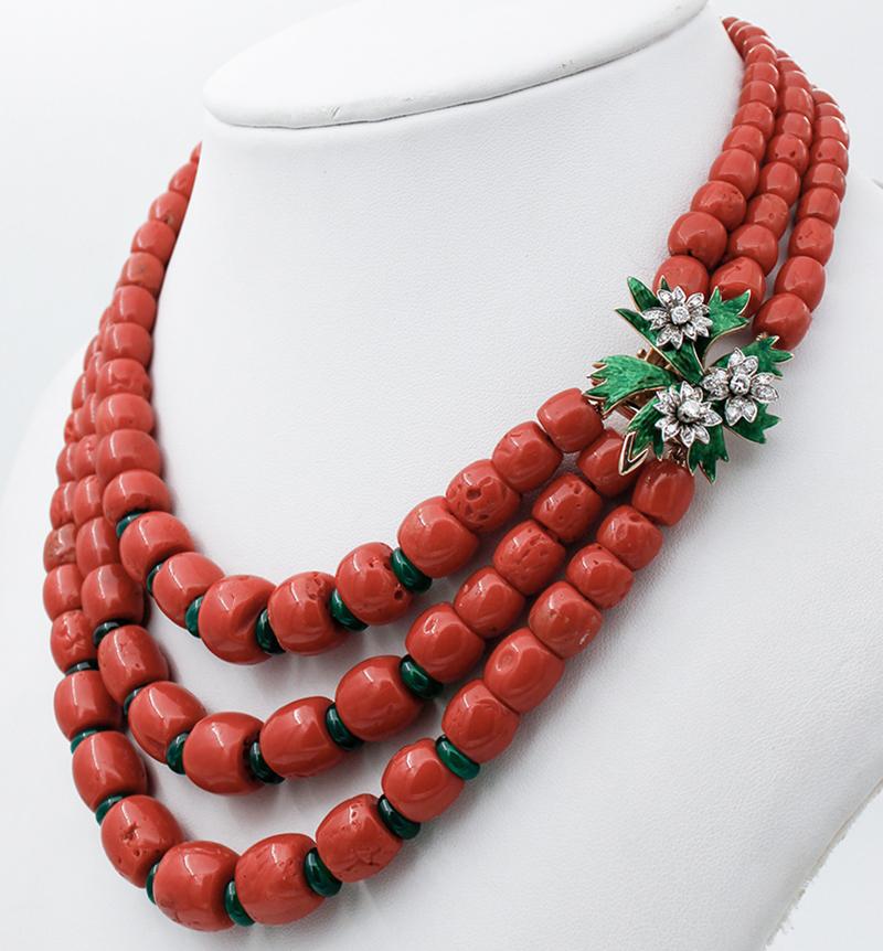 SHIPPING POLICY:
No additional costs will be added to this order.
Shipping costs will be totally covered by the seller (customs duties included).

Beautiful multi-strande necklace mounted with three rows of coral and green agate. As closure, a clasp