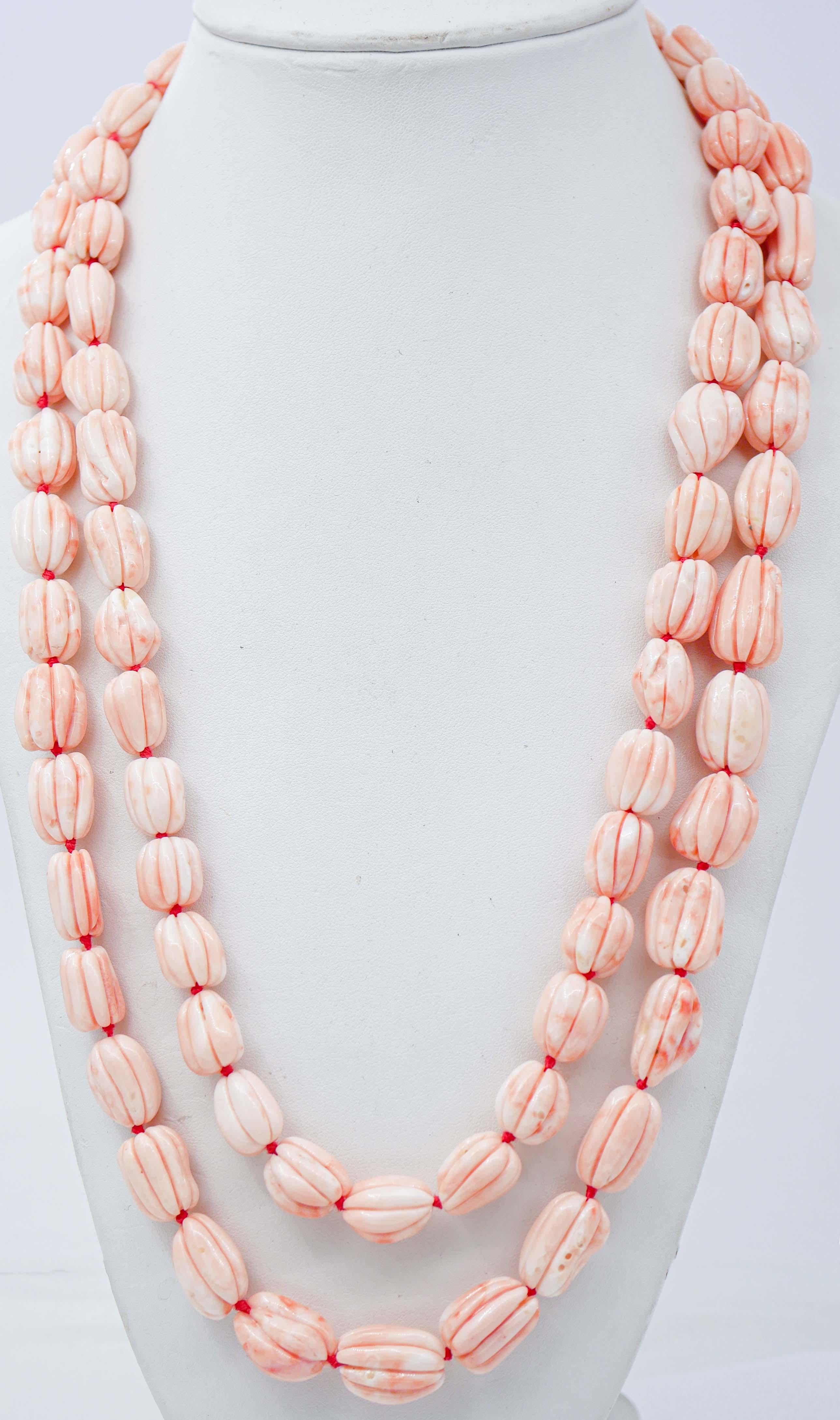 Mehrreihige Halskette aus Koralle, Diamanten, Roségold und Silber (Gemischter Schliff) im Angebot