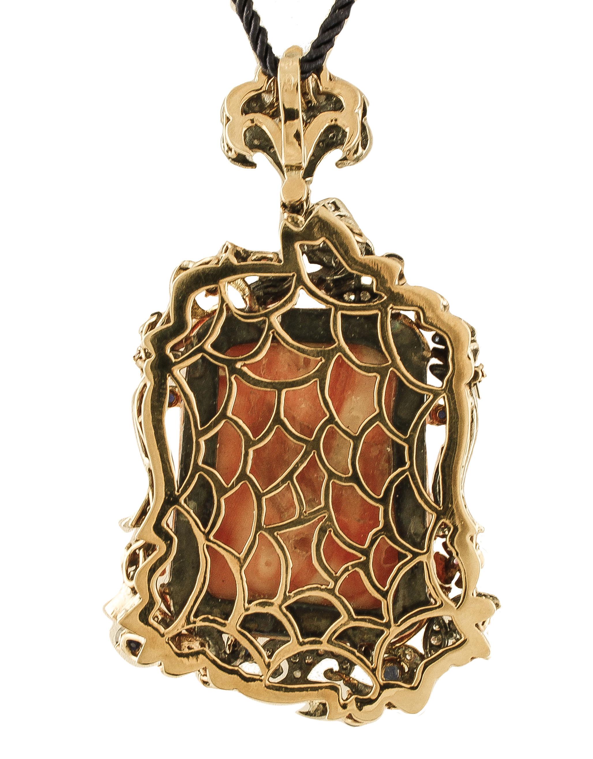 Taille ronde Corail gravé, diamants, rubis, émeraudes, saphirs, pendentif en or et argent en vente