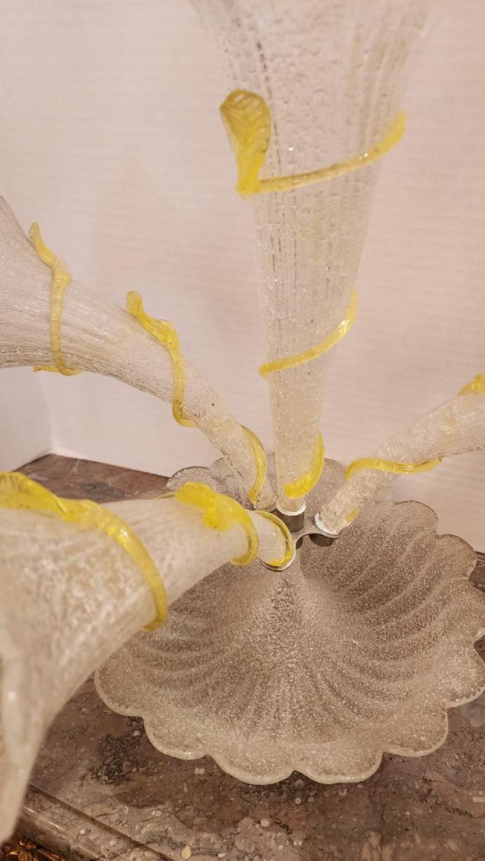 Art Nouveau Epergne in vetro artistico Coralene con quattro flauti in vendita