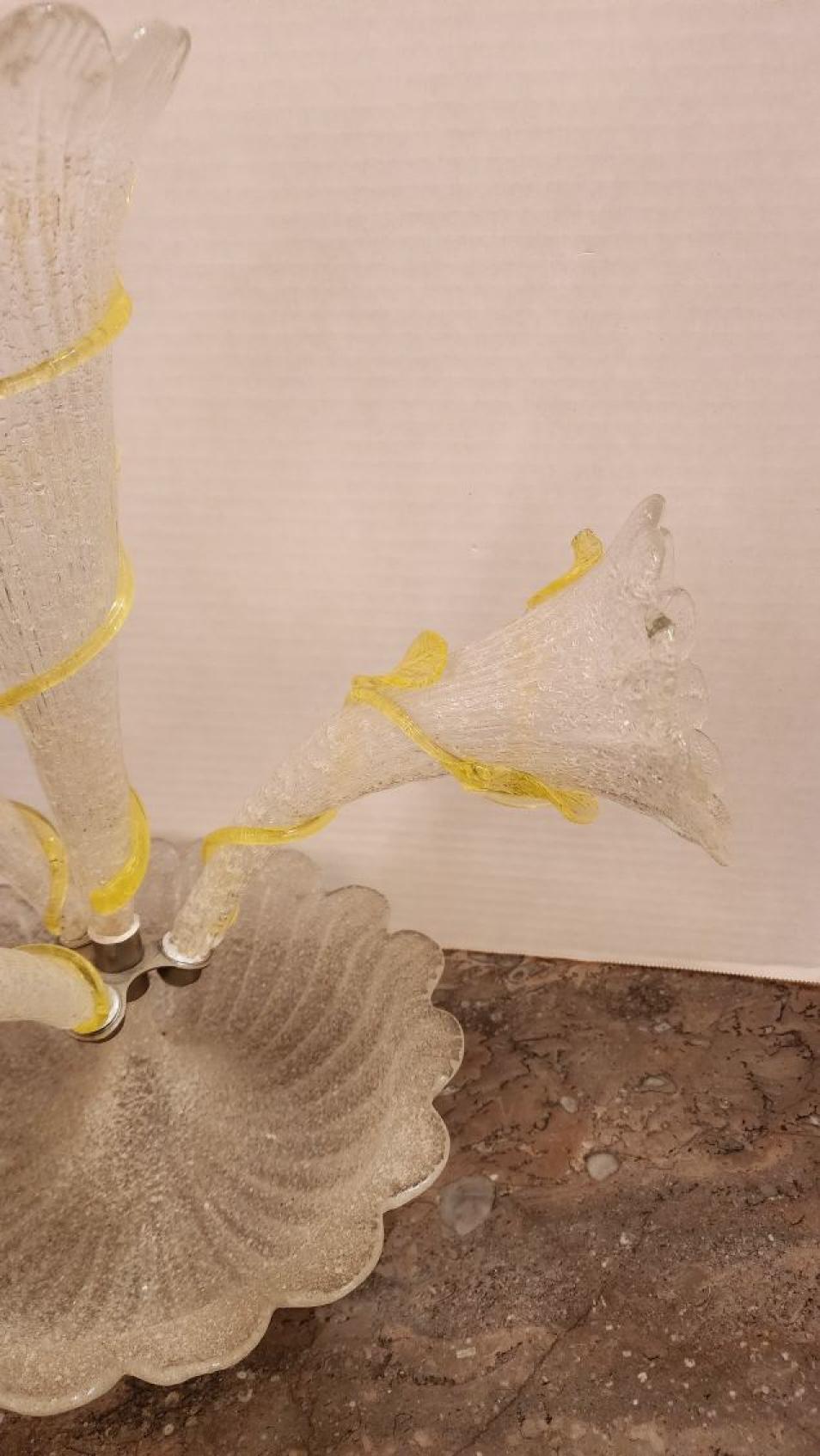 Italiano Epergne in vetro artistico Coralene con quattro flauti in vendita