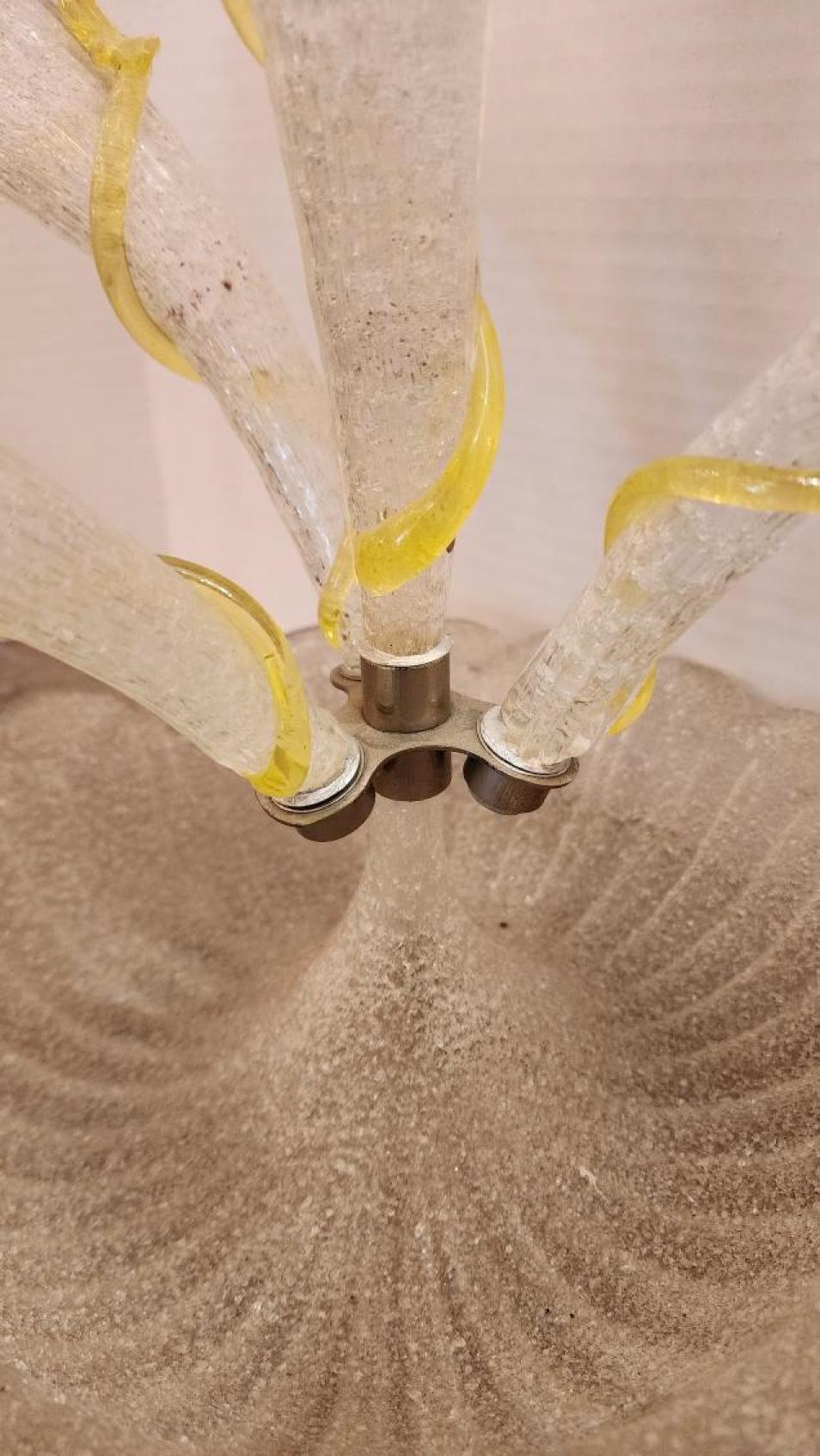 Forgiato Epergne in vetro artistico Coralene con quattro flauti in vendita