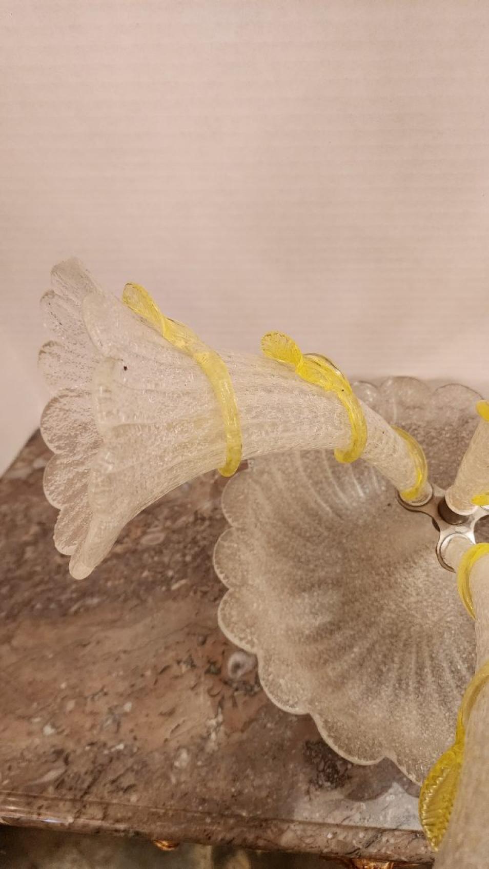 Epergne in vetro artistico Coralene con quattro flauti In condizioni buone in vendita a Dallas, TX