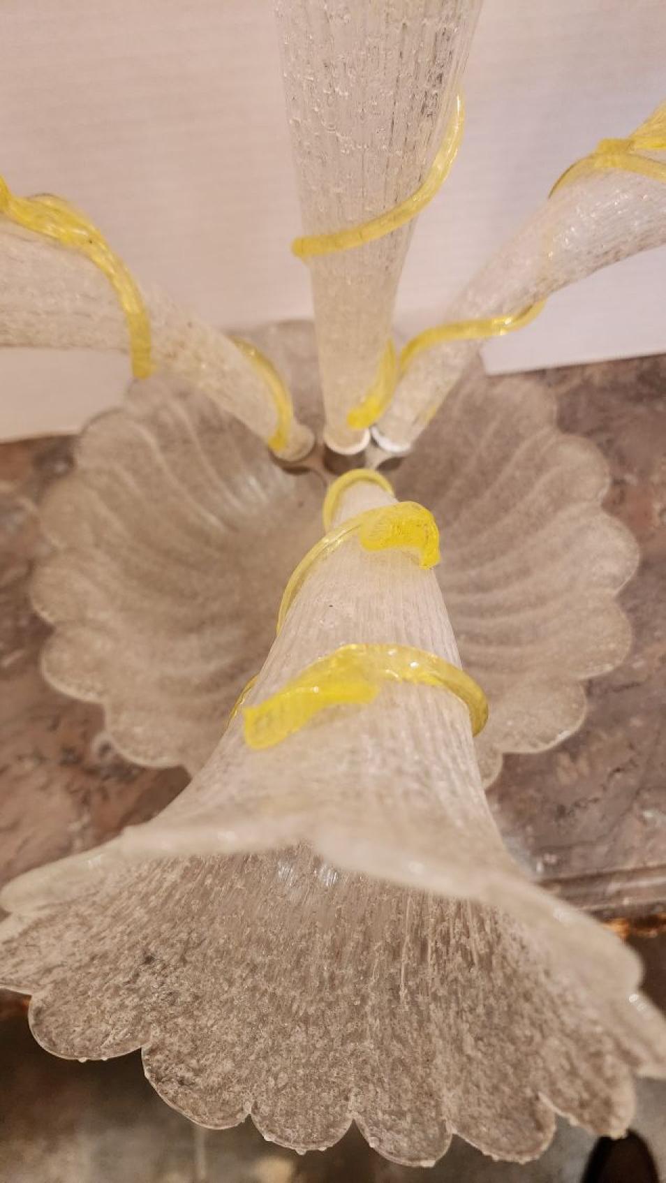 XX secolo Epergne in vetro artistico Coralene con quattro flauti in vendita