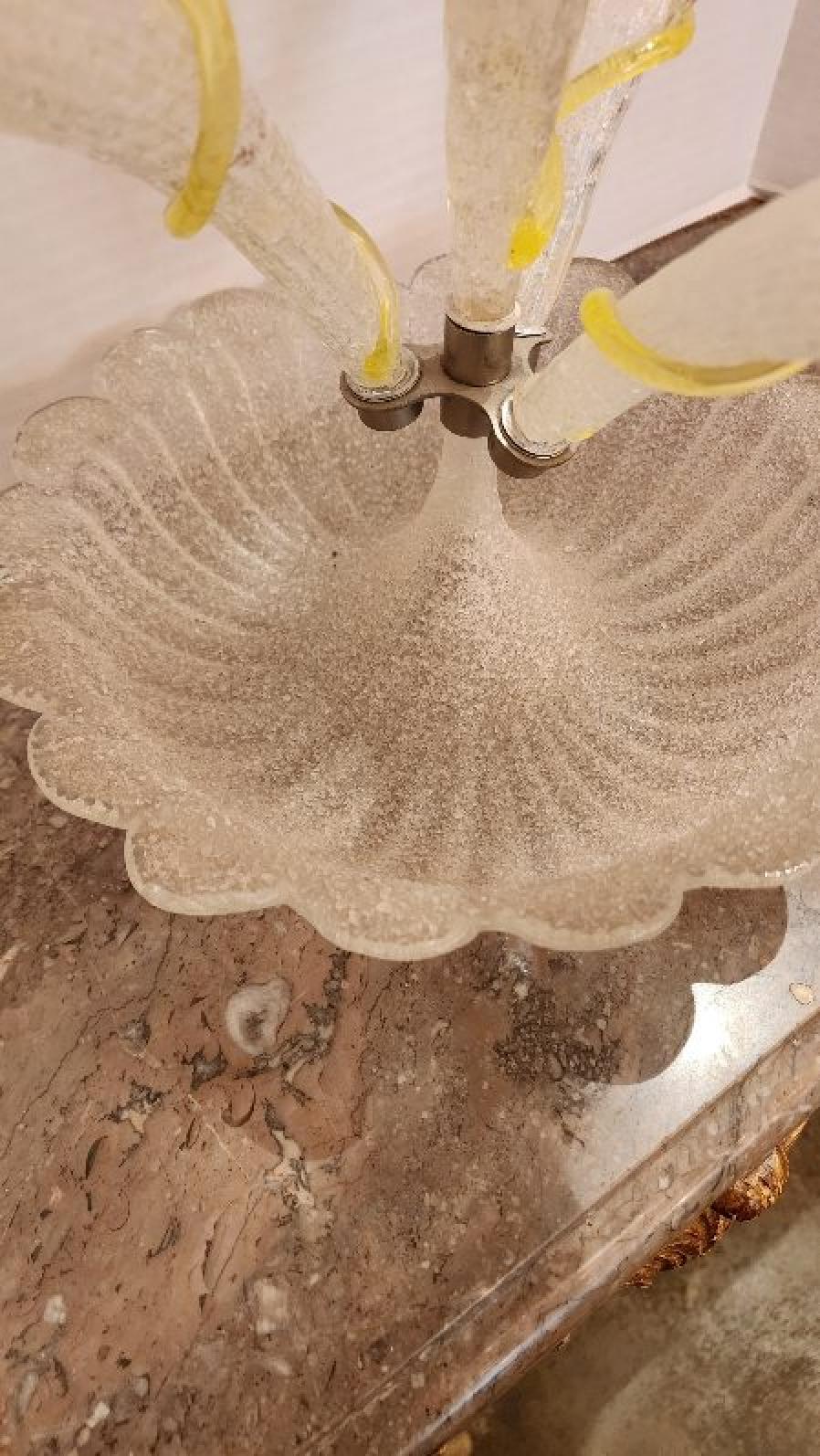 Vetro Epergne in vetro artistico Coralene con quattro flauti in vendita