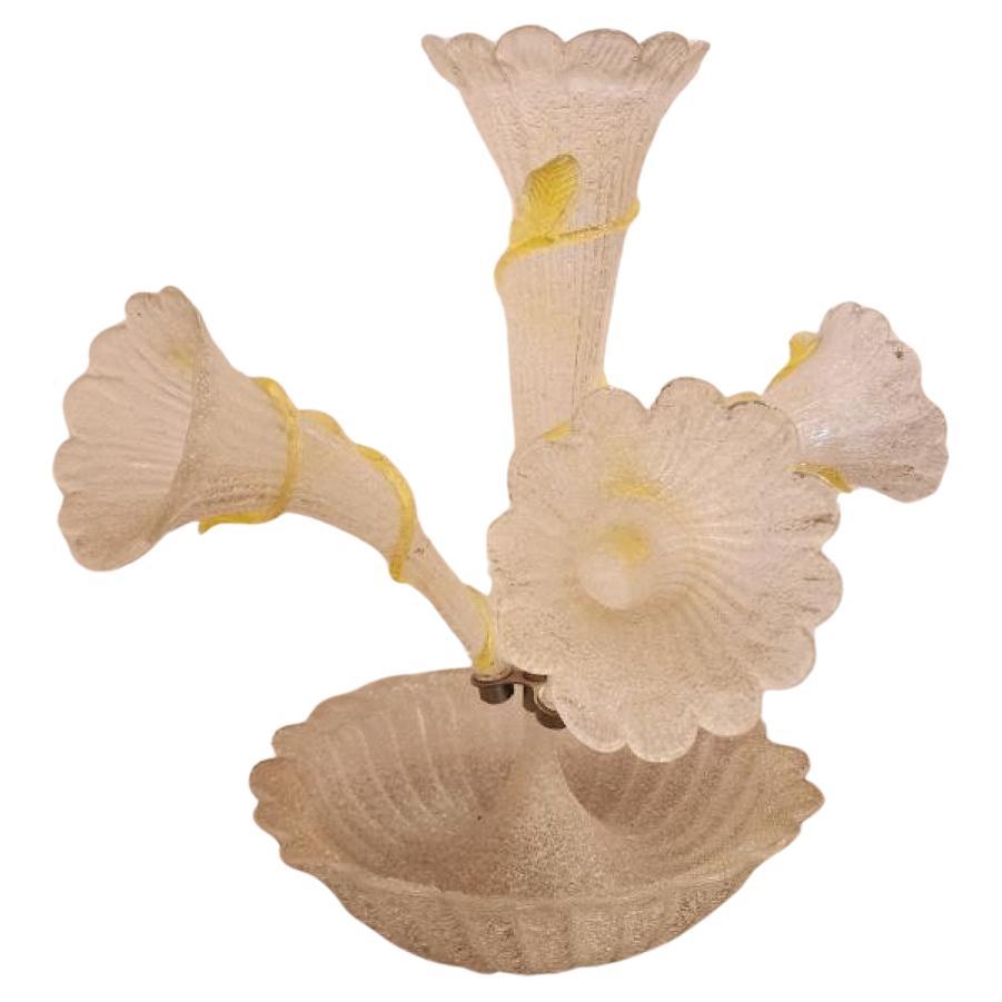 Epergne in vetro artistico Coralene con quattro flauti in vendita