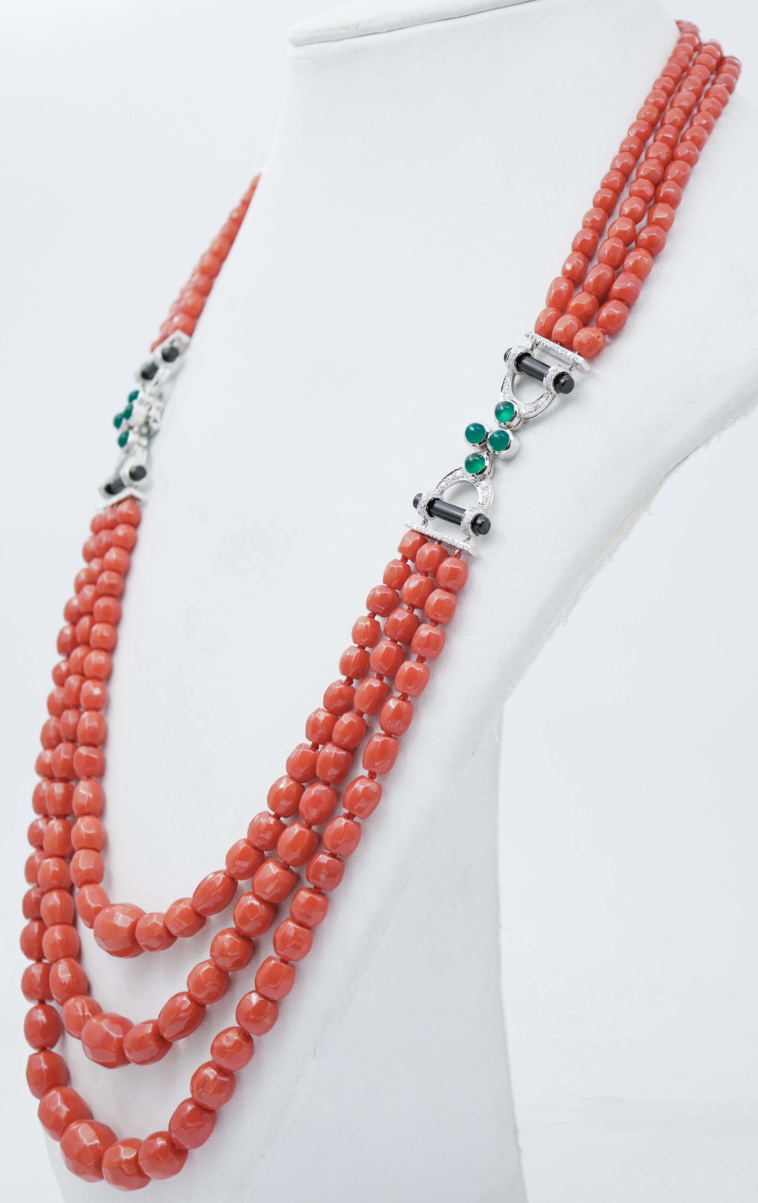 SHIPPING POLICY: 
No additional costs will be added to this order. 
Shipping costs will be totally covered by the seller (customs duties included).

Beautiful multistrands necklace  composed of two sections of three strands of coral separated by