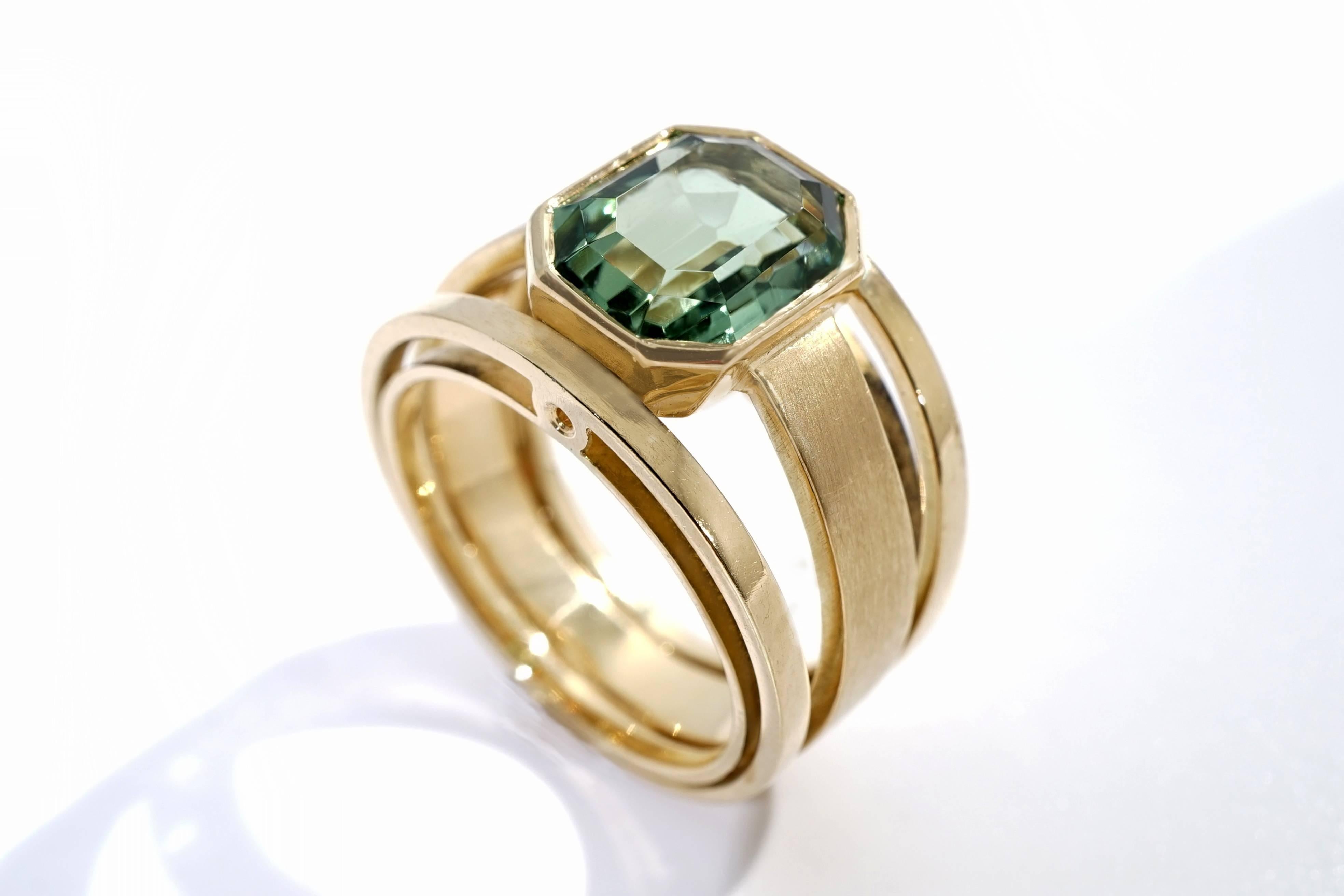 Coralie Van Caloen 18 Carat Yellow Gold Link Green Tourmaline Band Ring is entirely hand made and forged in Belgium by experts goldsmiths therefore it is a very unique piece. This brushed gold ring has an elegant and structural design. The green