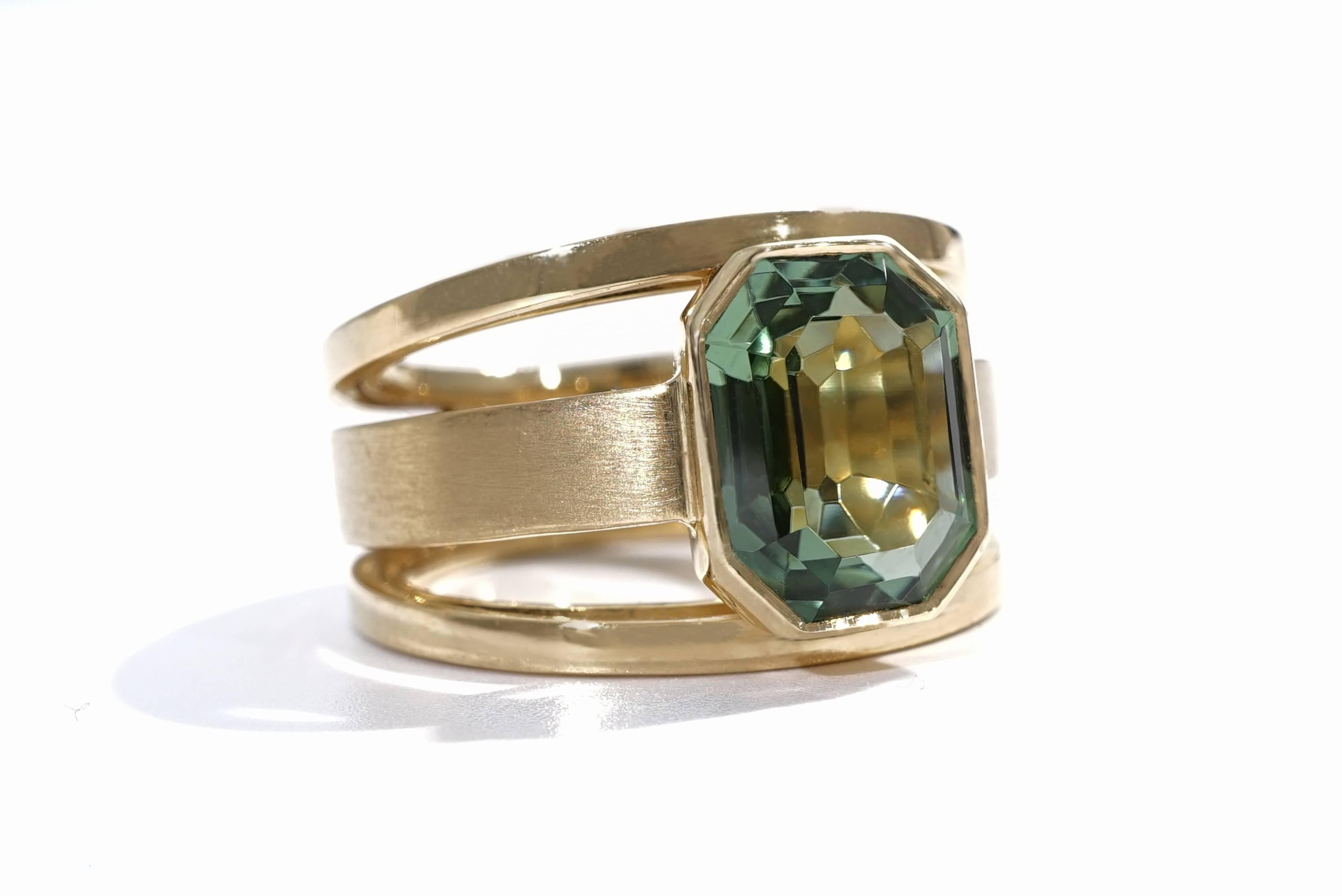 Emerald Cut Coralie Van Caloen 18 Carat Yellow Gold Green Tourmaline Band Ring For Sale
