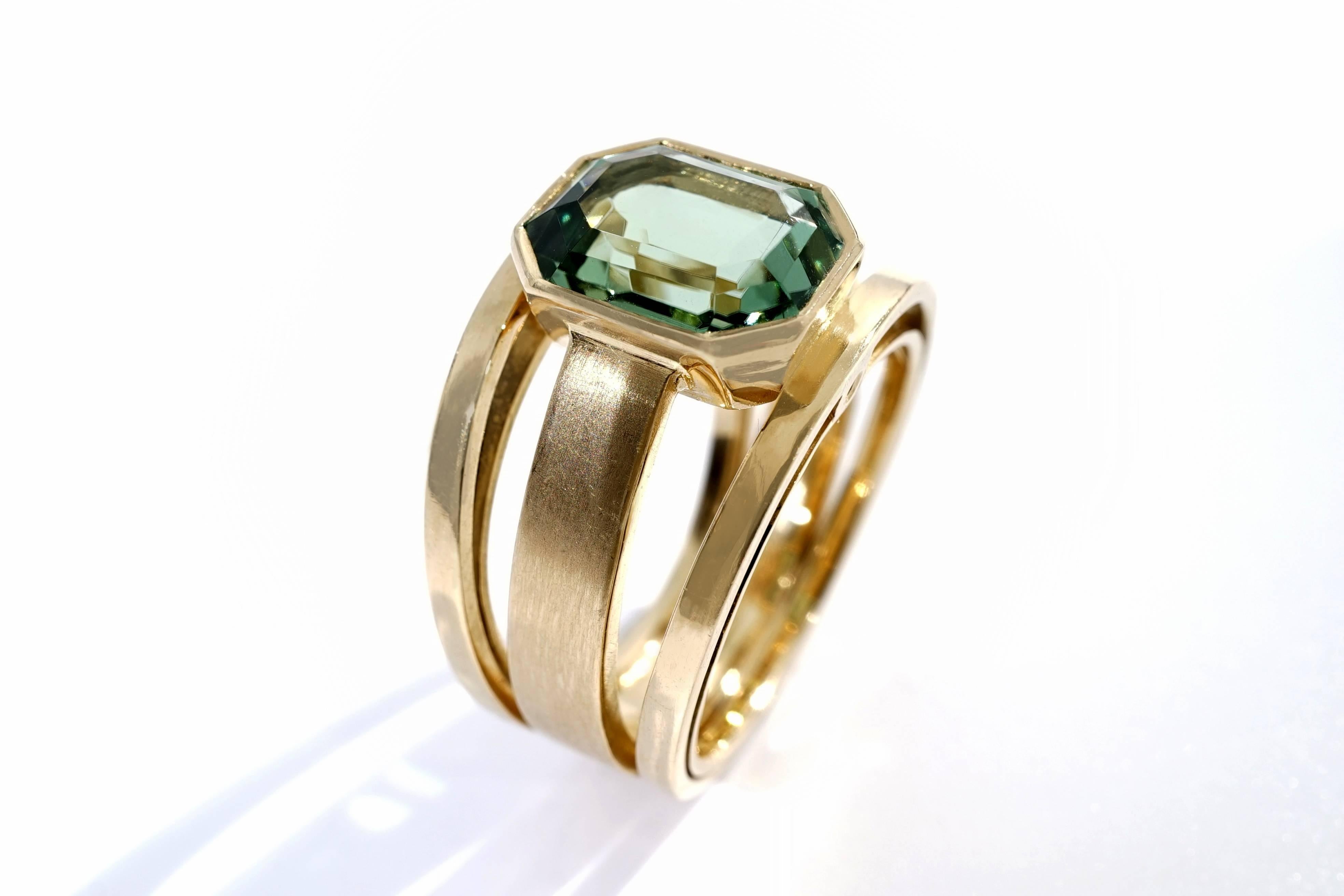 Coralie Van Caloen 18 Carat Yellow Gold Green Tourmaline Band Ring In New Condition For Sale In Antwerp, BE
