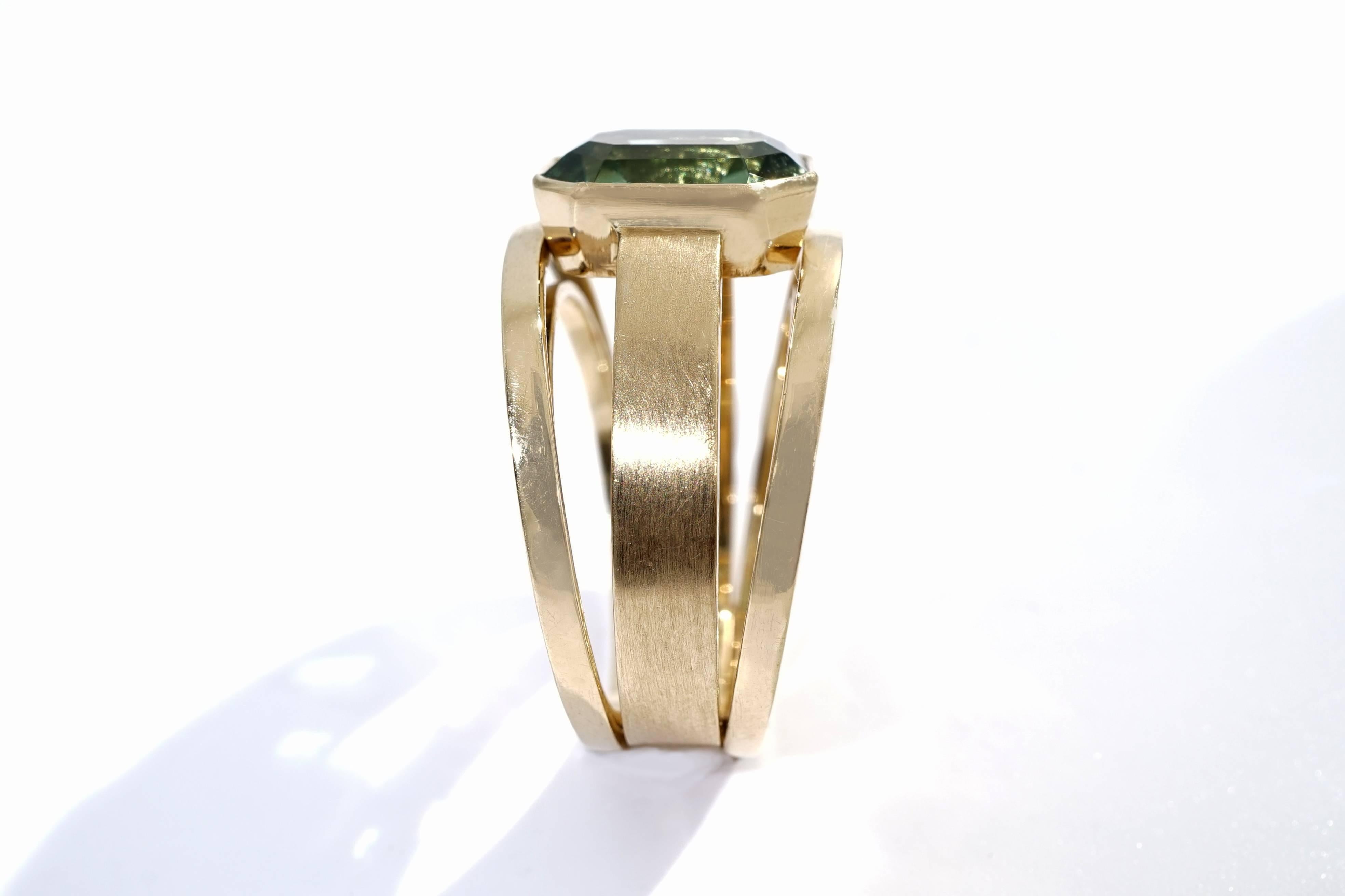 Women's or Men's Coralie Van Caloen 18 Carat Yellow Gold Green Tourmaline Band Ring For Sale