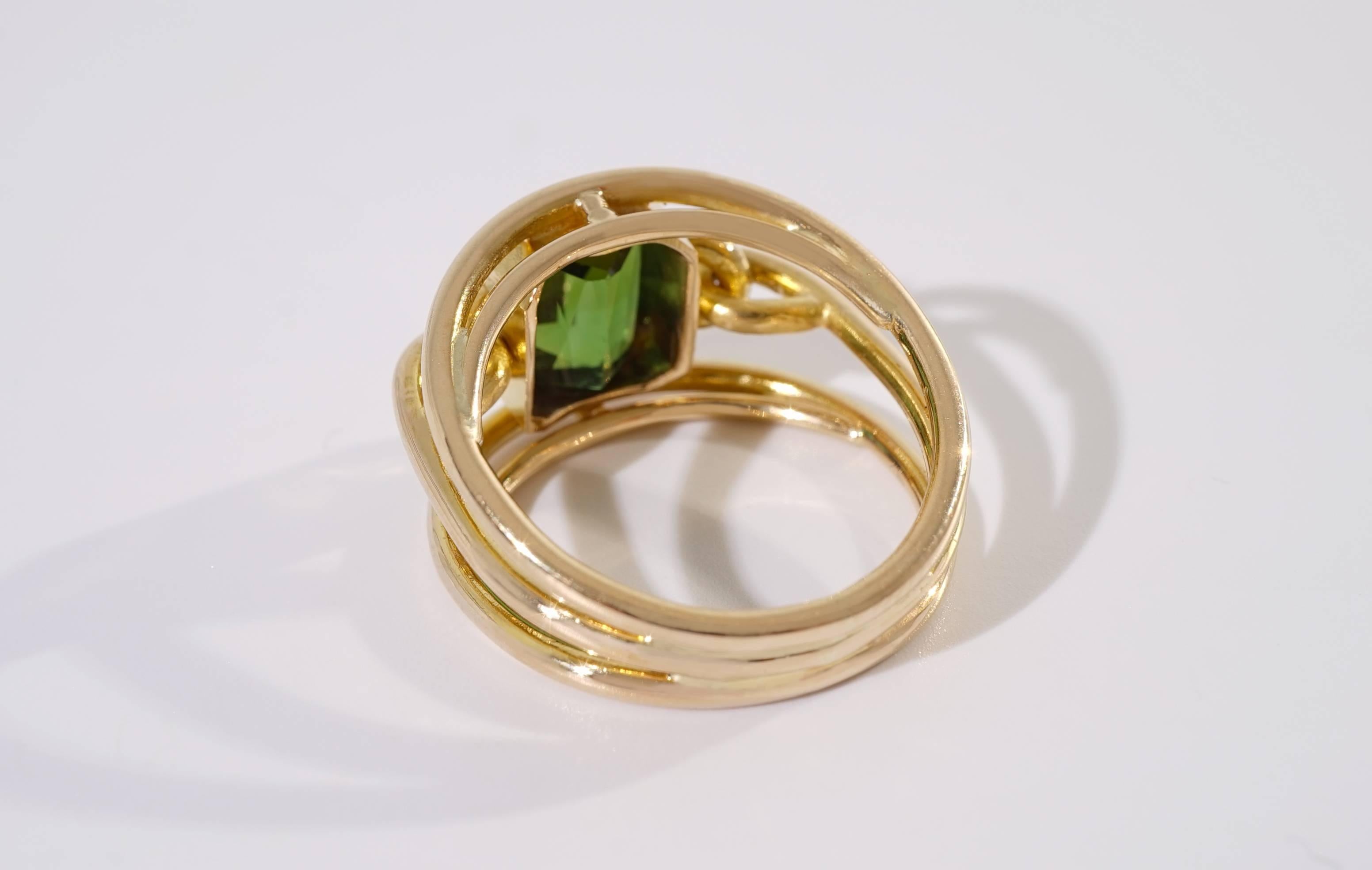 Coralie Van Caloen 18 Carat Yellow Gold Link Green Tourmaline Band Ring In New Condition In Antwerp, BE