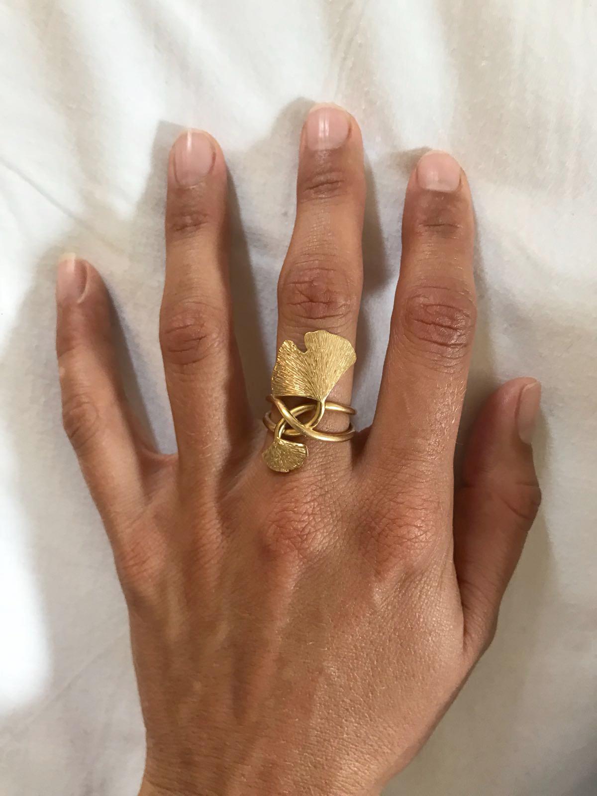 Contemporary Yellow Gold 18k Double Gingko Hand Engraved Leaves Cocktail Ring For Sale