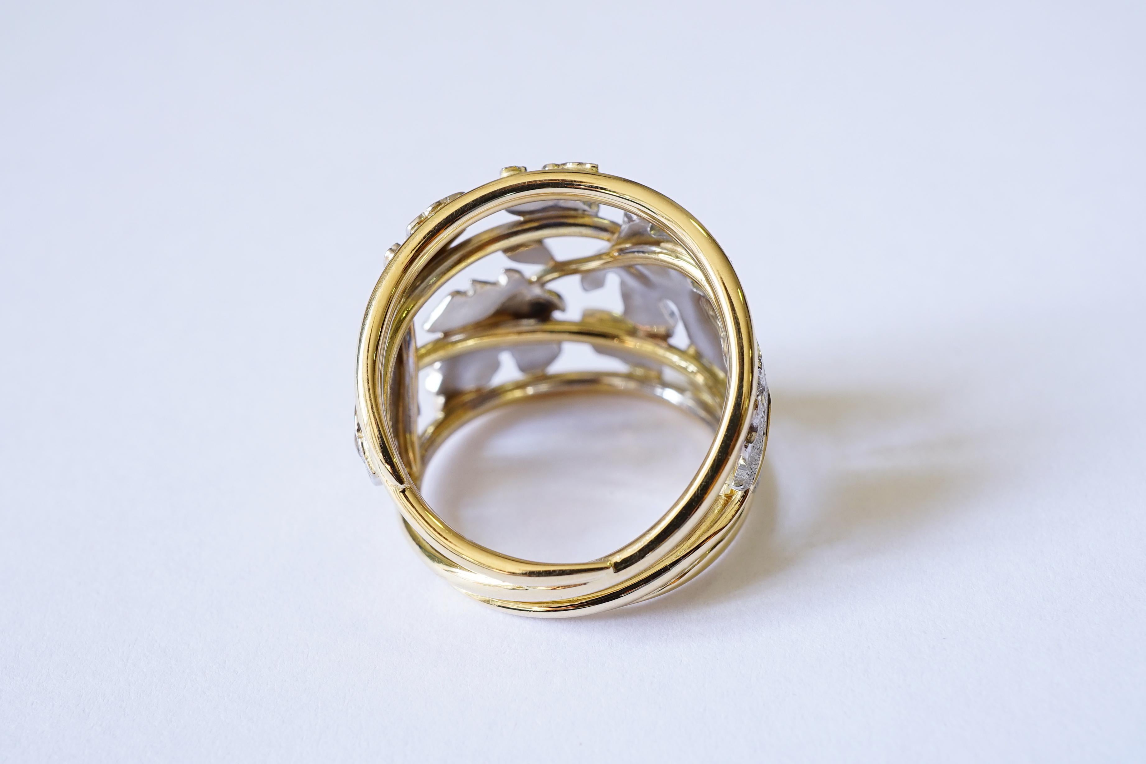Yellow And White Gold bicolor 18k with Hand Engraved Fig Leaves Botanical Ring In New Condition For Sale In Antwerp, BE