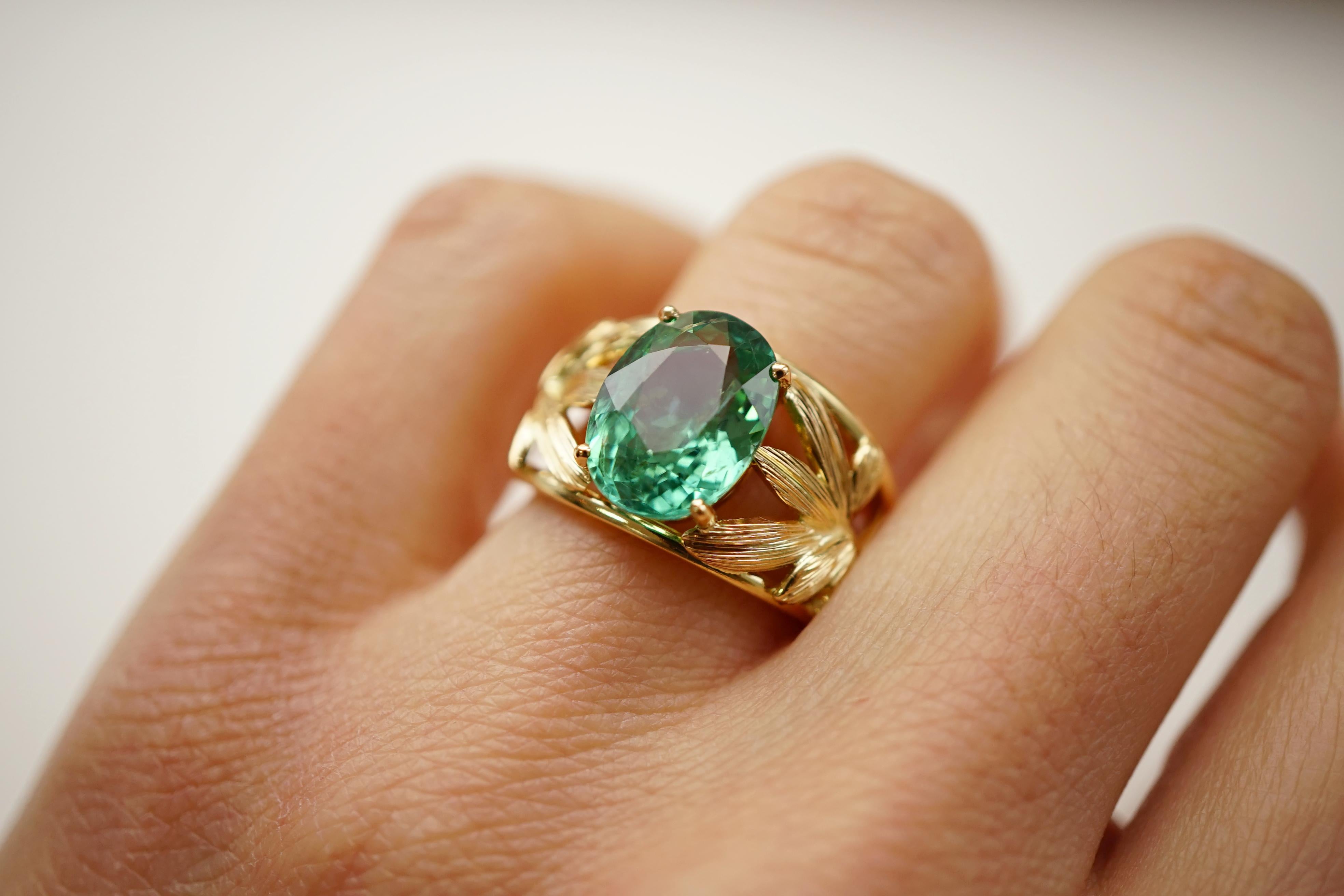 Contemporary Yellow Gold 18k Palm Leaves Paraiba Turquoise Tourmaline Cocktail Ring For Sale