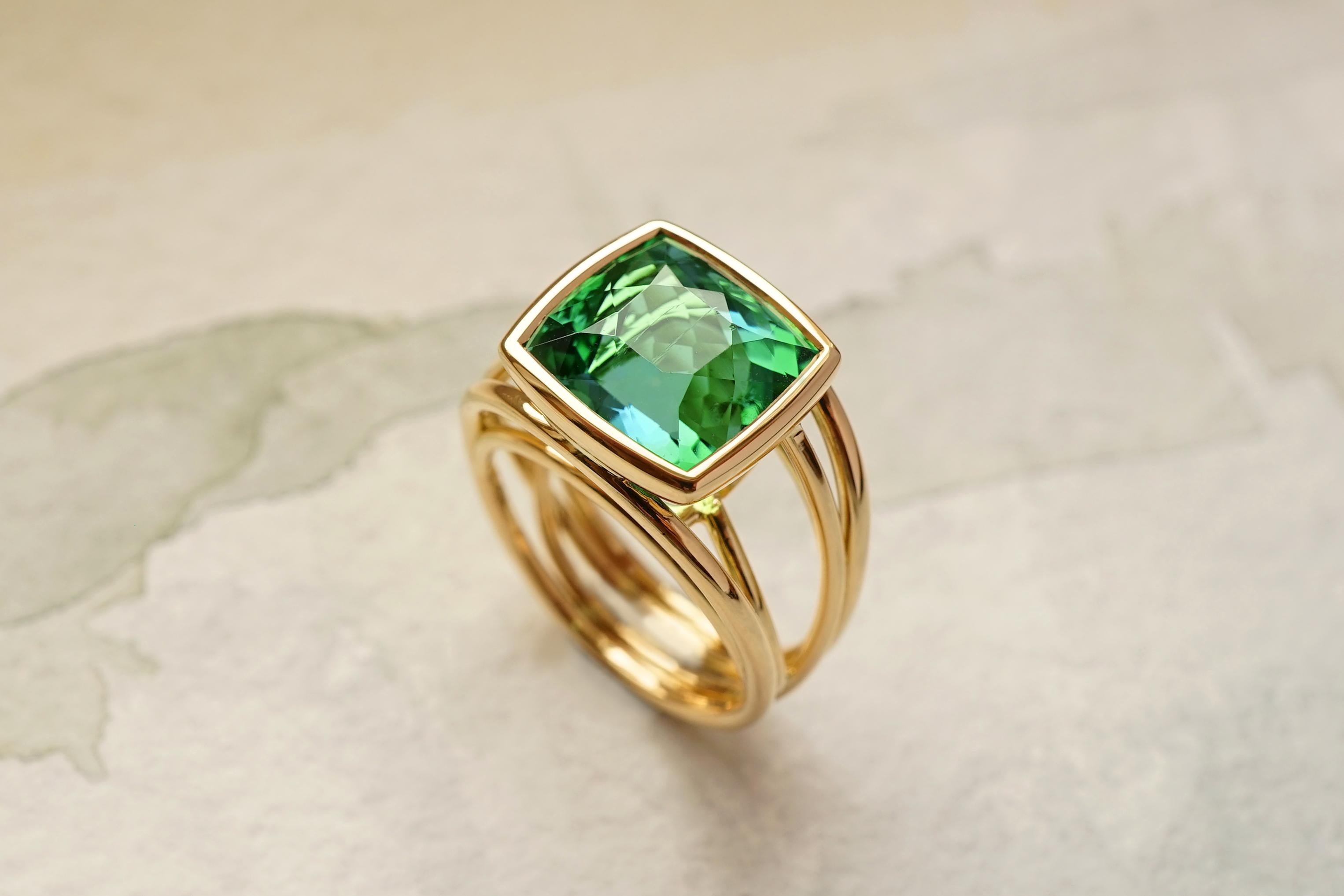 Coralie van Caloens 18k Yellow Gold Cord Band Ring And Green Tourmaline is entirely hand made and forged in Belgium by experts goldsmiths therefore it is a very unique piece. The fluidity of cords give the ring a feminine, contemporary and elegant