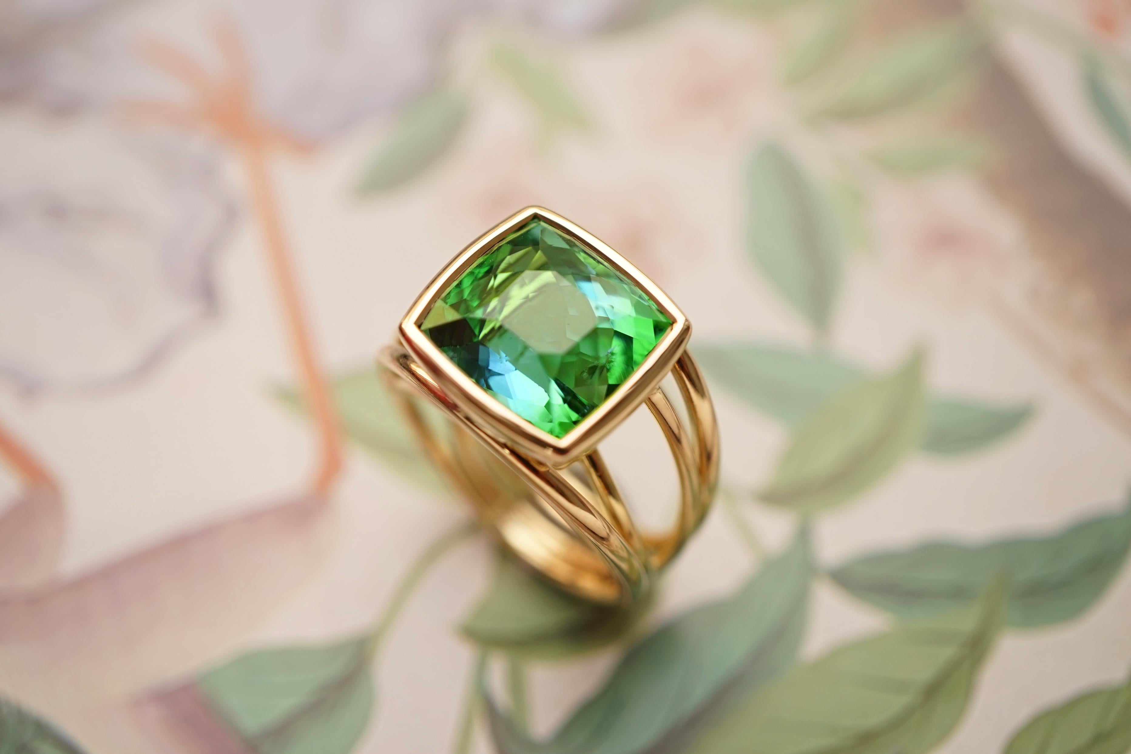 Contemporary 18k Yellow Gold With Green Blue Tourmaline Rope Band Ring For Sale