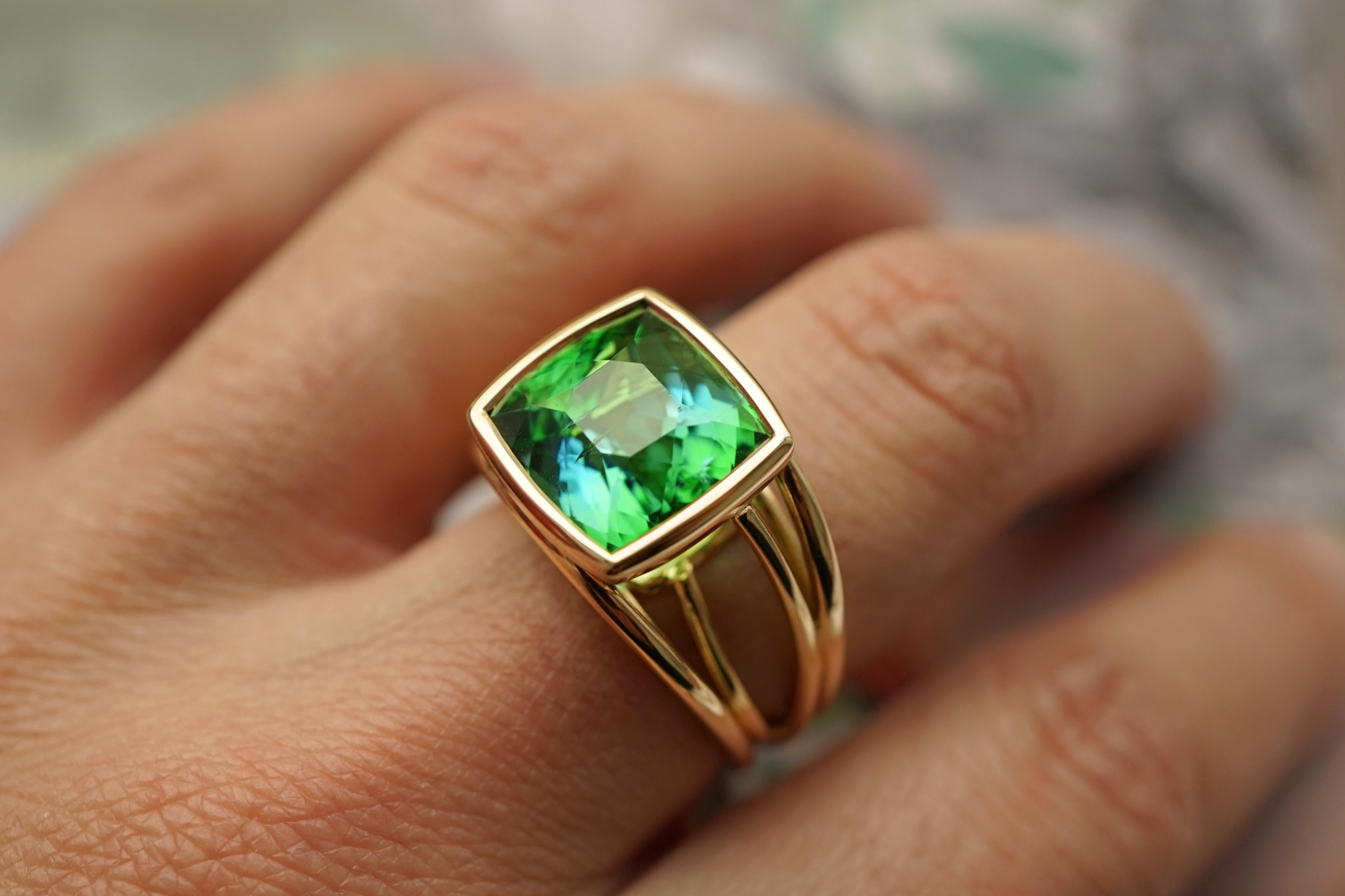 Cushion Cut 18k Yellow Gold With Green Blue Tourmaline Rope Band Ring For Sale