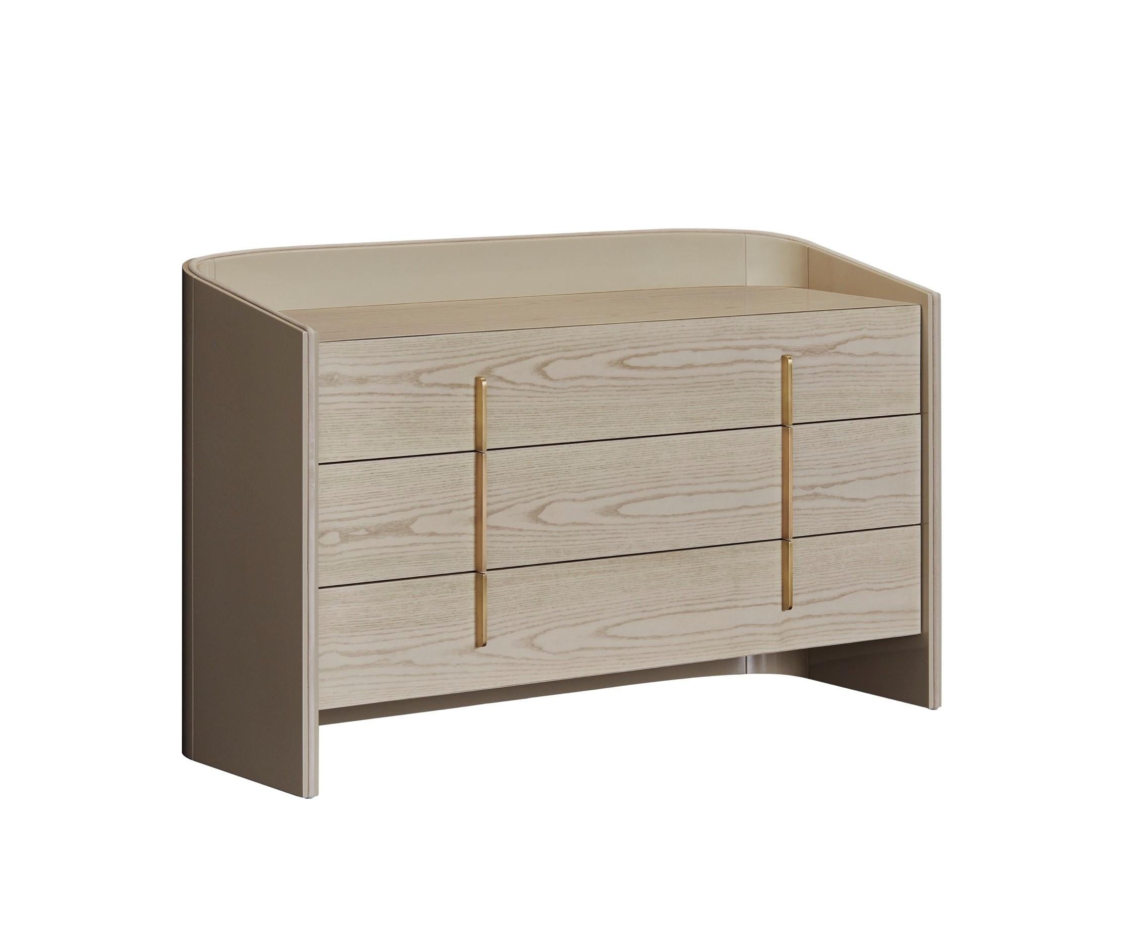 Elegant and sophisticated, the CORALINA chest of drawers is made of wood and allows the combination of different finishes in the drawers and the back structure, suitable for any needs and design tastes.‎ With metal handles, in brass or stainless