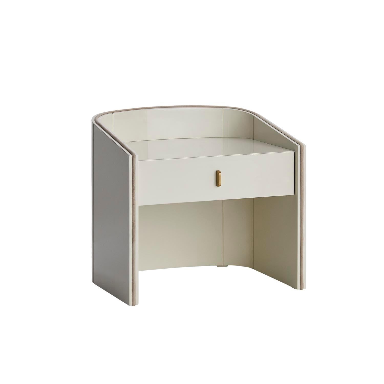 Elegant and sophisticated, the bedside table Coralina is characterized by a curved structure in lacquered finish, on which the drawers in are inserted.‎ This bedside table also allows the combination of different finishes between the curved