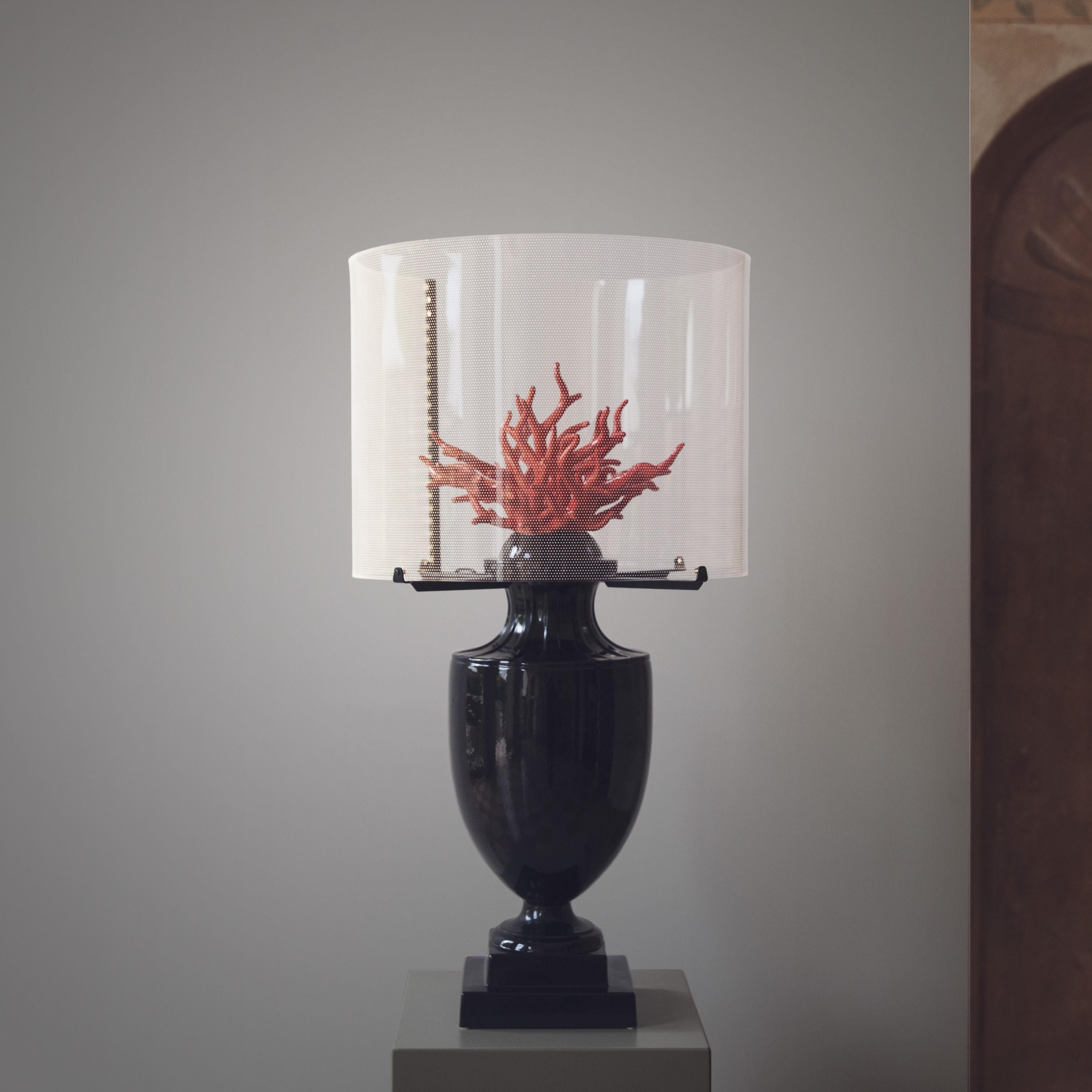 This sumptuous art décor table lamp belongs to the Coralli collection designed by Massimo Marcomini, entirely handmade in Italy from superior ceramic in the Venetian tradition. The amphora-shaped pedestal offers an intriguing contrast to the