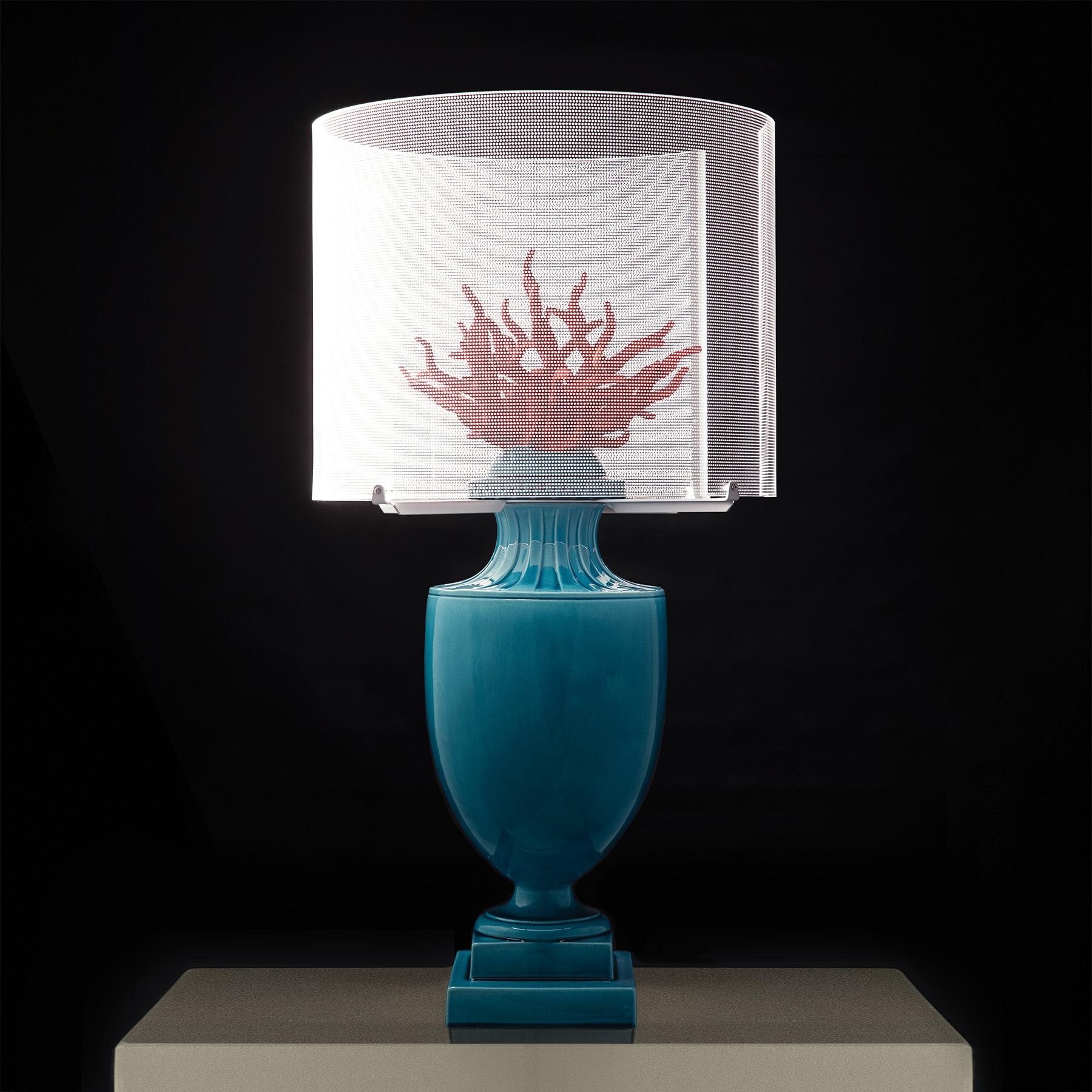 Cette somptueuse lampe de table de décoration d'art fait partie de la collection Coralli conçue par Massimo Marcomini, entièrement fabriquée à la main en Italie à partir d'une céramique de qualité supérieure dans la tradition vénitienne. Le